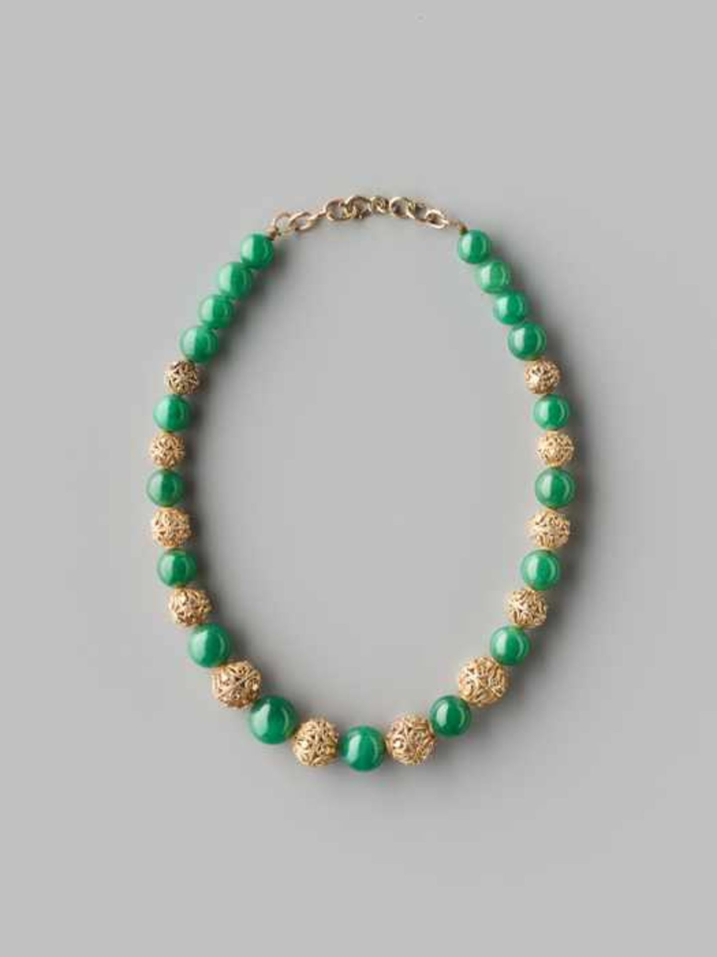 AN AVENTURINE AND GOLD EVENING NECKLACE, LATE QING DYNASTY The 19 aventurine quartz beads of even ‘ - Image 2 of 4