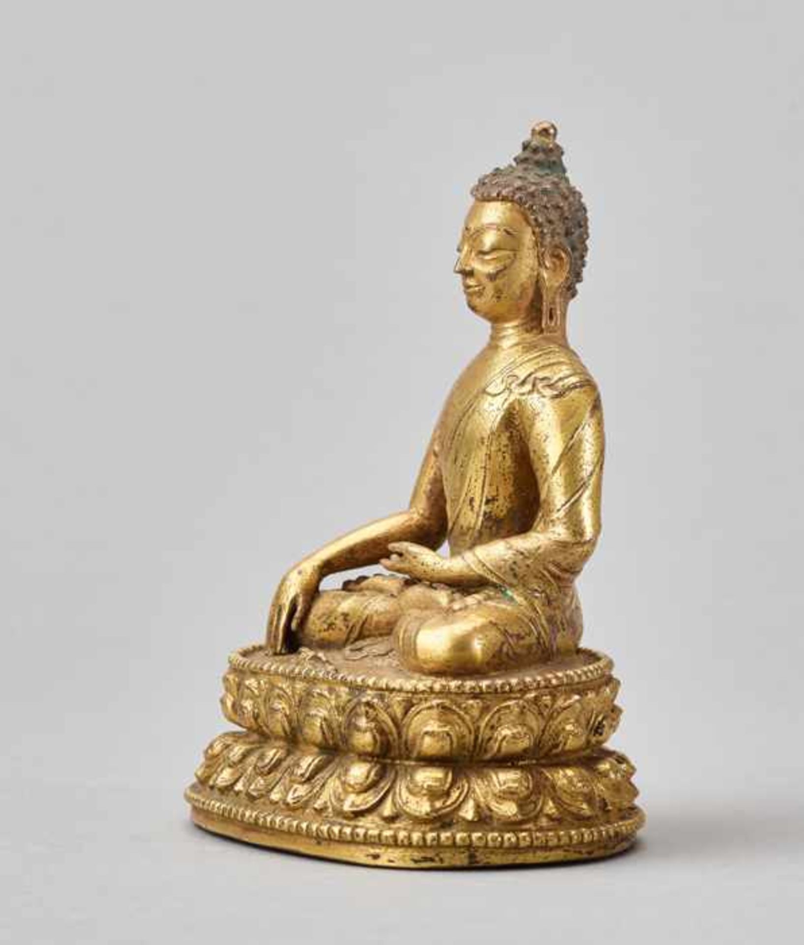 A GILT BRONZE FIGURE OF BUDDHA AKSHOBYA Fire-gilt bronze. China, 17th/18th centuryGilt bronze figure - Image 4 of 6