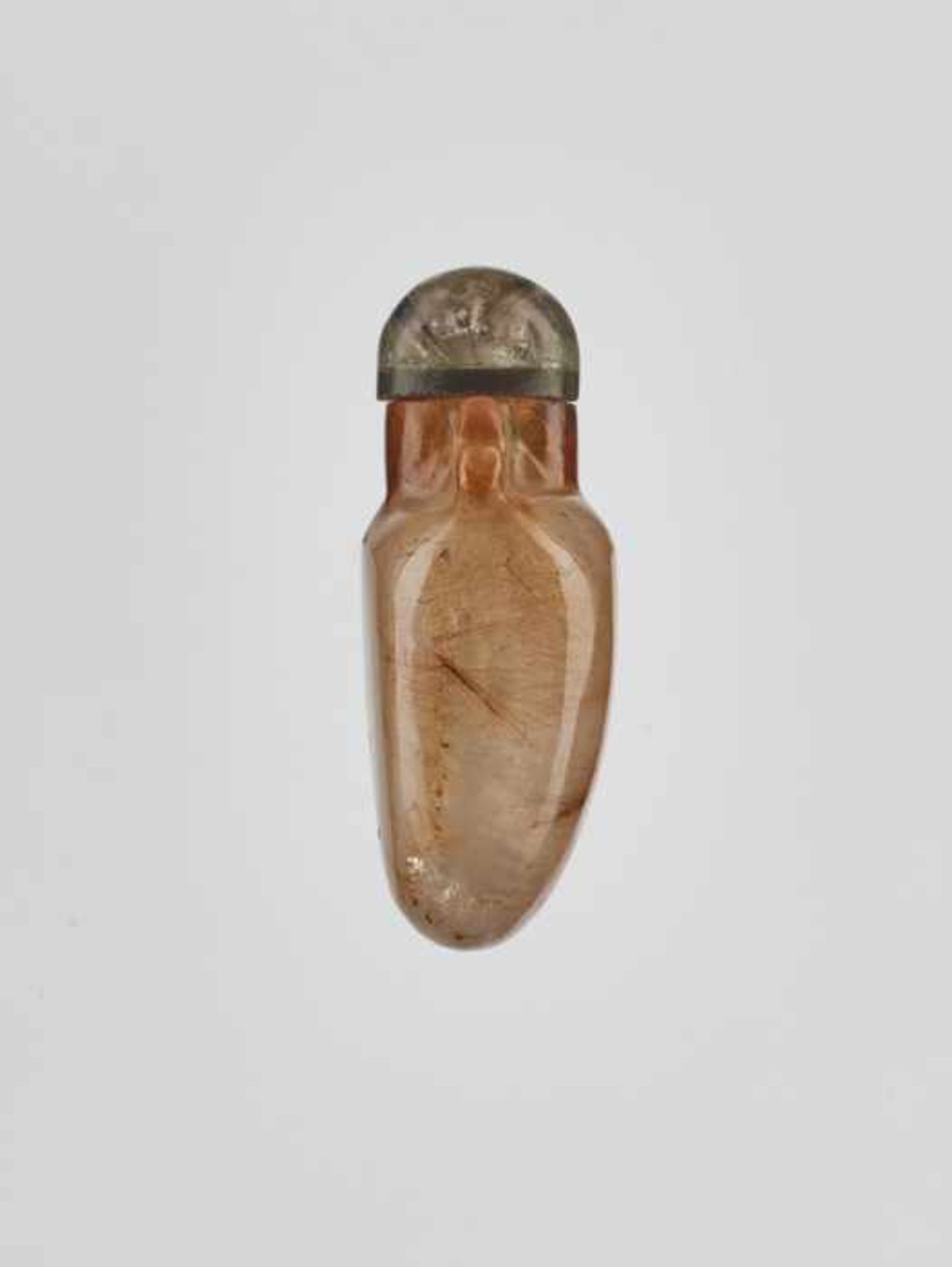 A TOURMALINE NEEDLE CRYSTAL ‘PENDANT’ SNUFF BOTTLE, 19th CENTURY Transparent rock crystal with a - Image 3 of 6