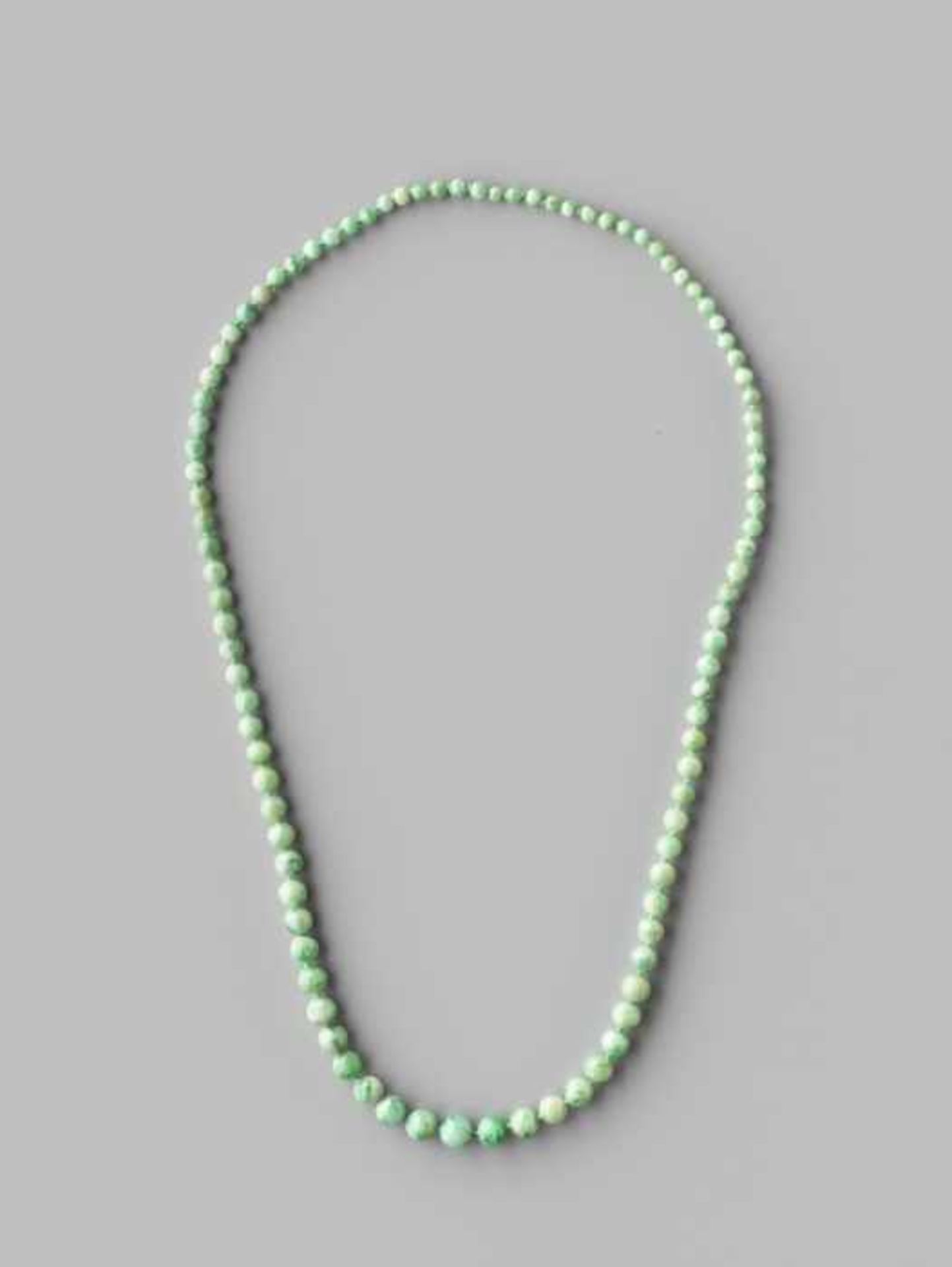 A MOTTLED GREEN JADEITE BEAD NECKLACE, 97 BEADS, LATE QING DYNASTY The natural jadeite beads of - Image 3 of 4