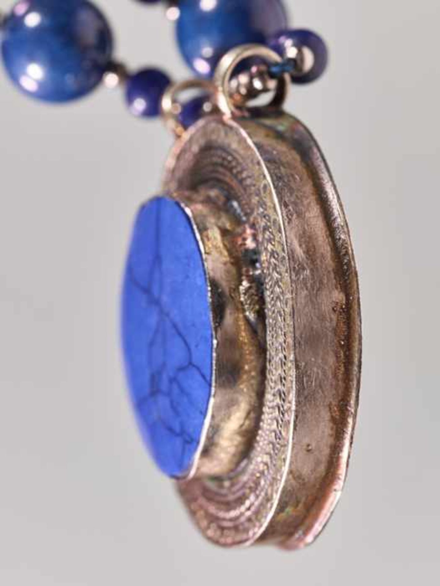 A SINO-TIBETAN SILVER AND LAPIS AMULET ON A NECKLACE, 20th CENTURY The amulet made of engraved - Image 4 of 5