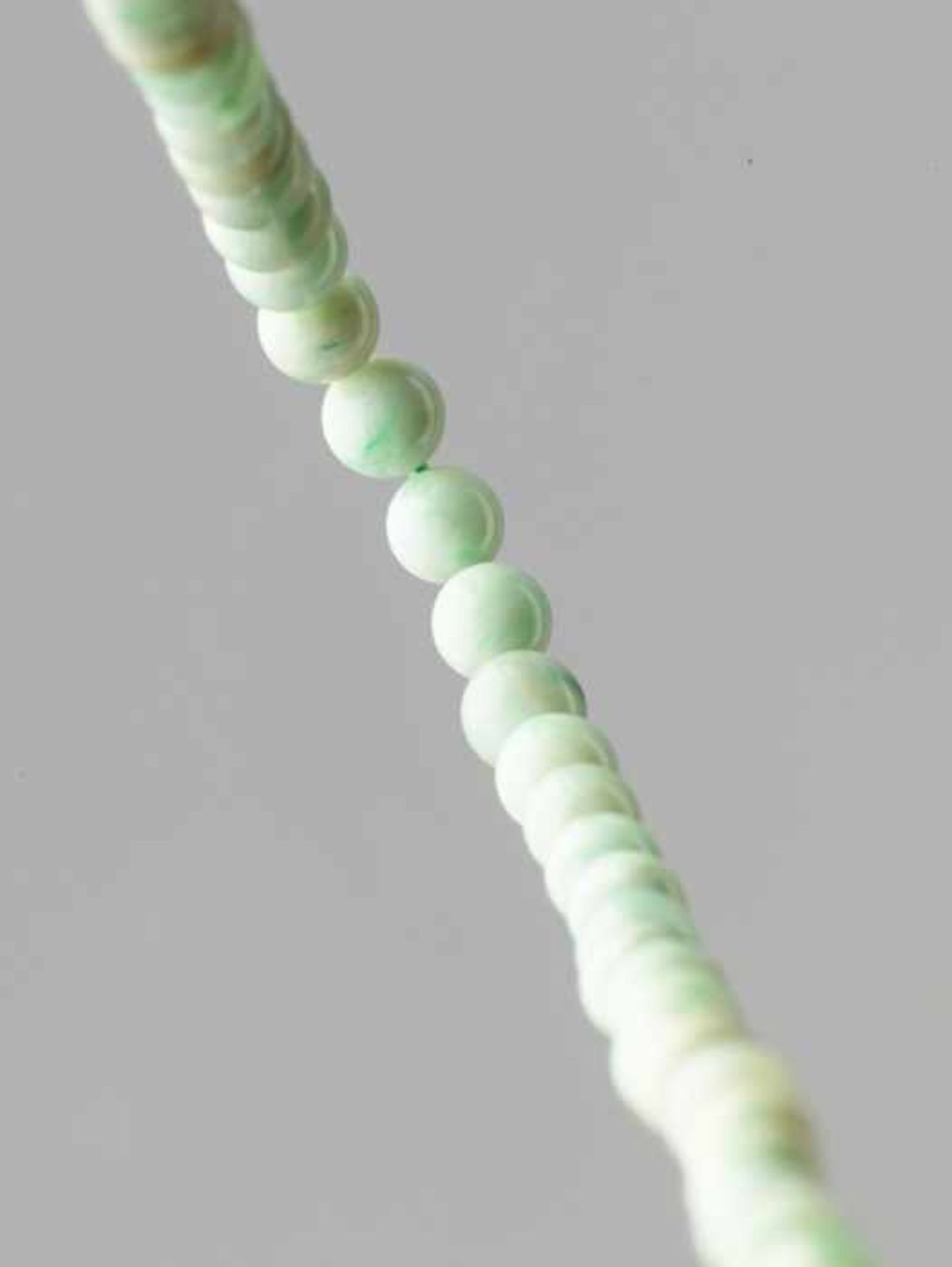 A MINT GREEN JADEITE NECKLACE, 82 BEADS, QING DYNASTY Natural, predominantly mint color, with few - Image 4 of 4