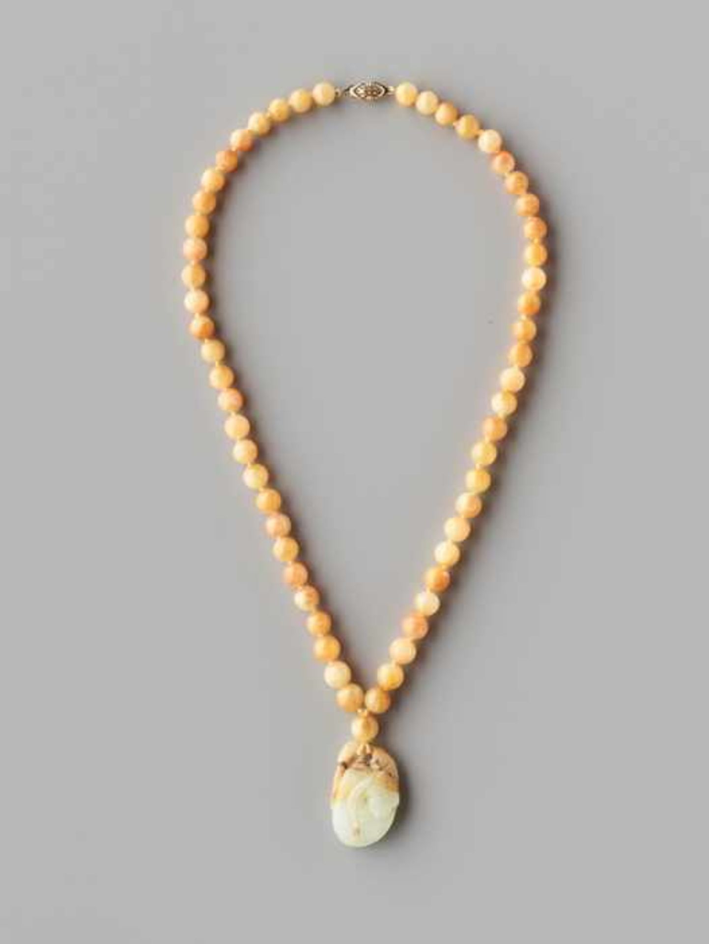 A YELLOW JADEITE NECKLACE WITH A NEPHRITE ‘PEACH’ PENDANT, 57 BEADS The 57 beads of natural fei