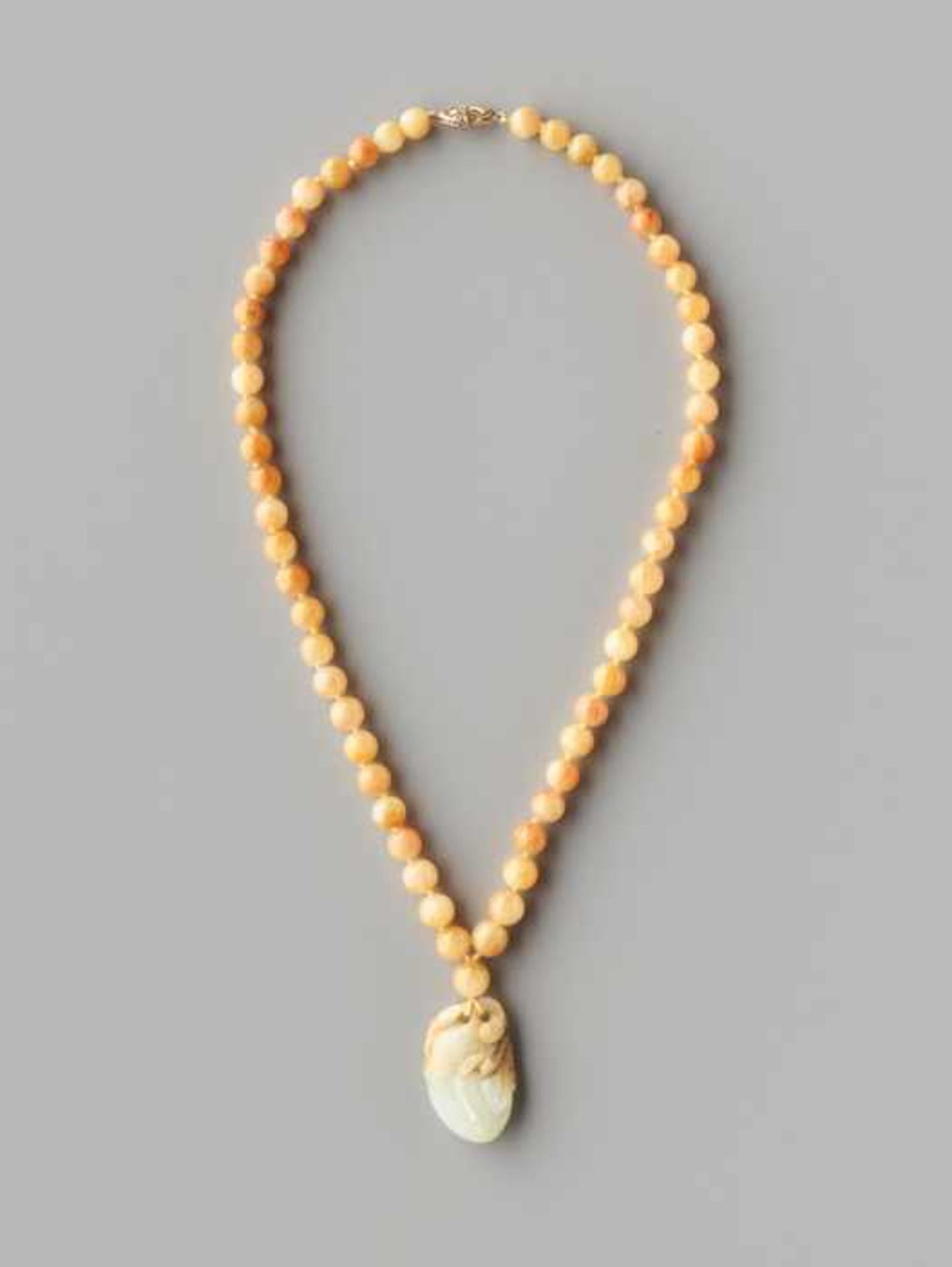 A YELLOW JADEITE NECKLACE WITH A NEPHRITE ‘PEACH’ PENDANT, 57 BEADS The 57 beads of natural fei - Image 2 of 4