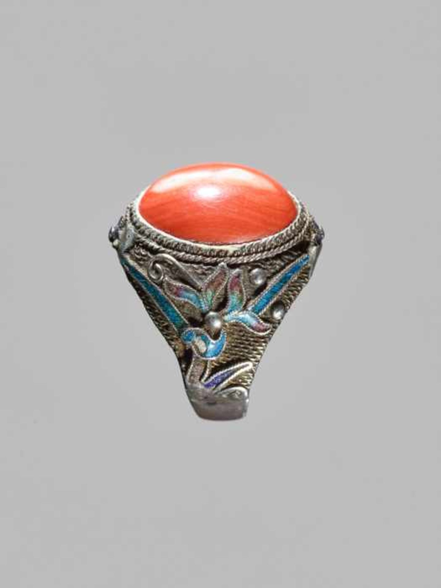 AN ENAMELED EXPORT SILVER RING WITH A LARGE CORAL CABOCHON, QING DYNASTY Silver and coral, the - Image 4 of 7