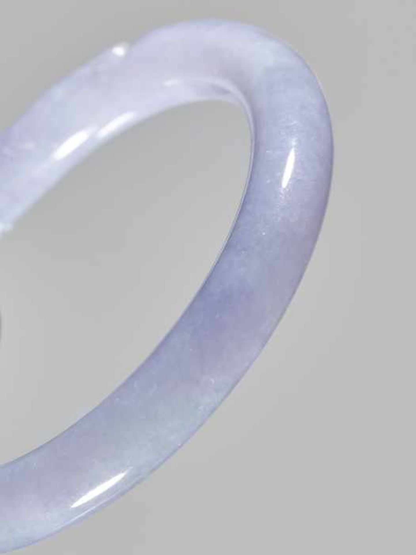 A LAVENDER JADEITE ‘DRAGON AND PEARL’ BANGLE Pale lavender jadeite with cloudy pattern, fine surface - Image 4 of 4