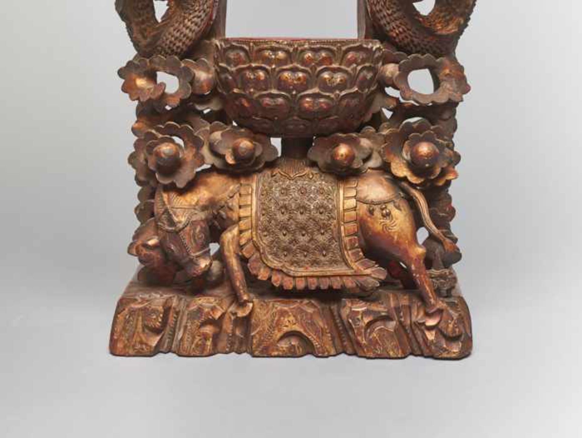 A CARVED WOODEN ZEN BUDDHISM SHRINE, QING DYNASTY Carved wood with original lacquer gilding, the - Image 6 of 7