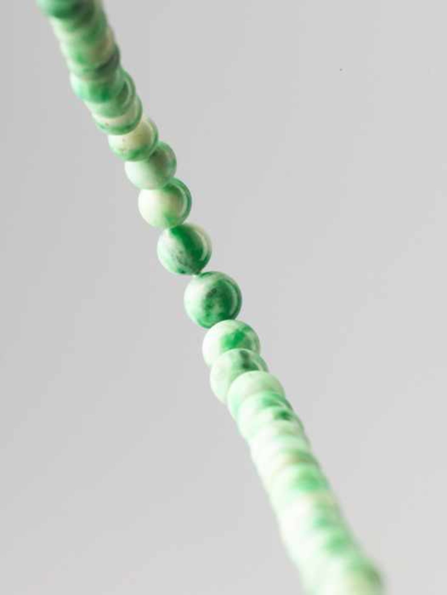 A JADEITE NECKLACE WITH SHADES OF INTENSE EMERALD GREEN, 116 BEADS, QING DYNASTY Natural light green - Image 4 of 5