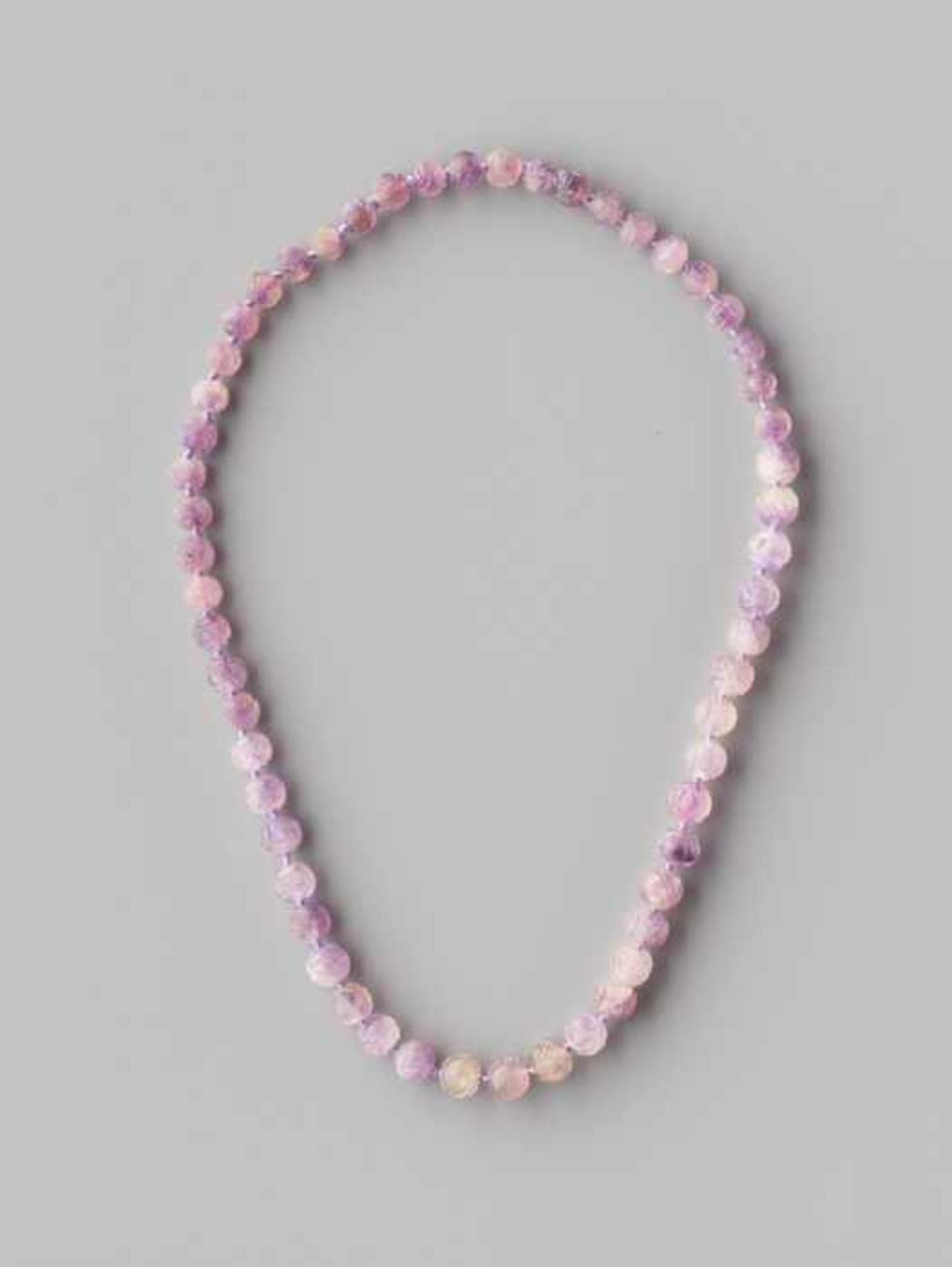 AN AMETHYST BEAD ‘SHOU’ NECKLACE, 56 BEADS, QING DYNASTY The amethyst beads with varying colors from - Image 2 of 4