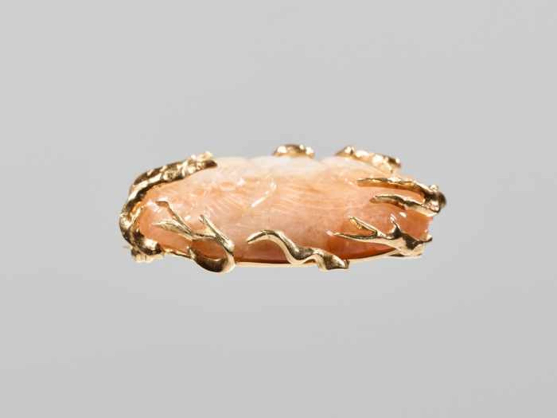 A RUSSET JADE 18 CARAT GOLD MOUNTED ‘TIBETAN DOG’ BROOCH, 20th CENTURY The jade of even russet color - Image 2 of 4