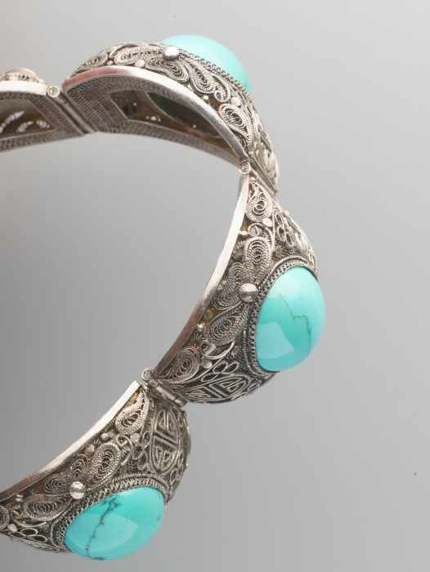 AN EXPORT SILVER BRACELET WITH 4 LARGE TURQUOISE CABOCHONS, QING DYNASTY Silver and turquoise, the - Image 5 of 6