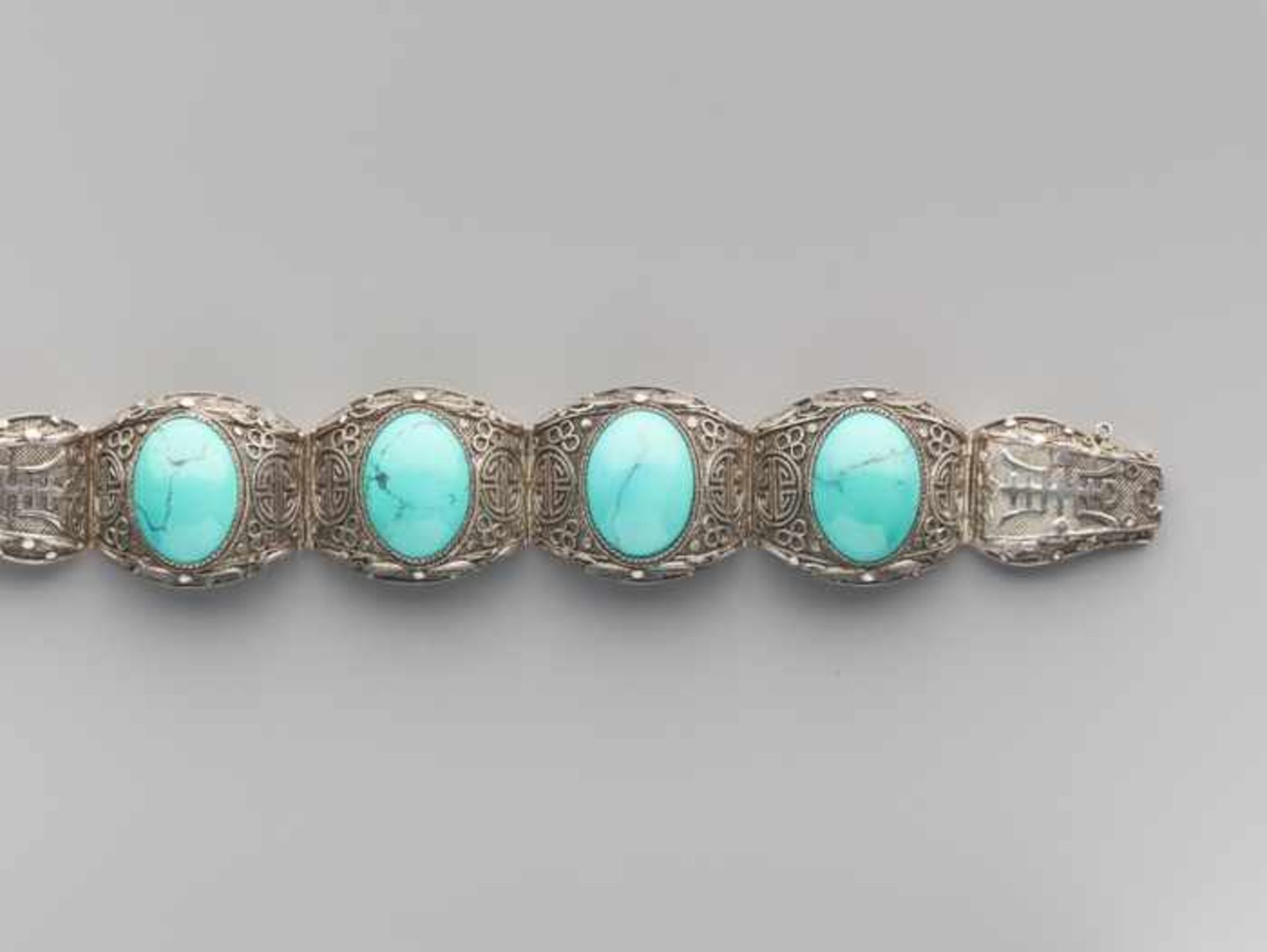 AN EXPORT SILVER BRACELET WITH 4 LARGE TURQUOISE CABOCHONS, QING DYNASTY Silver and turquoise, the - Image 4 of 6