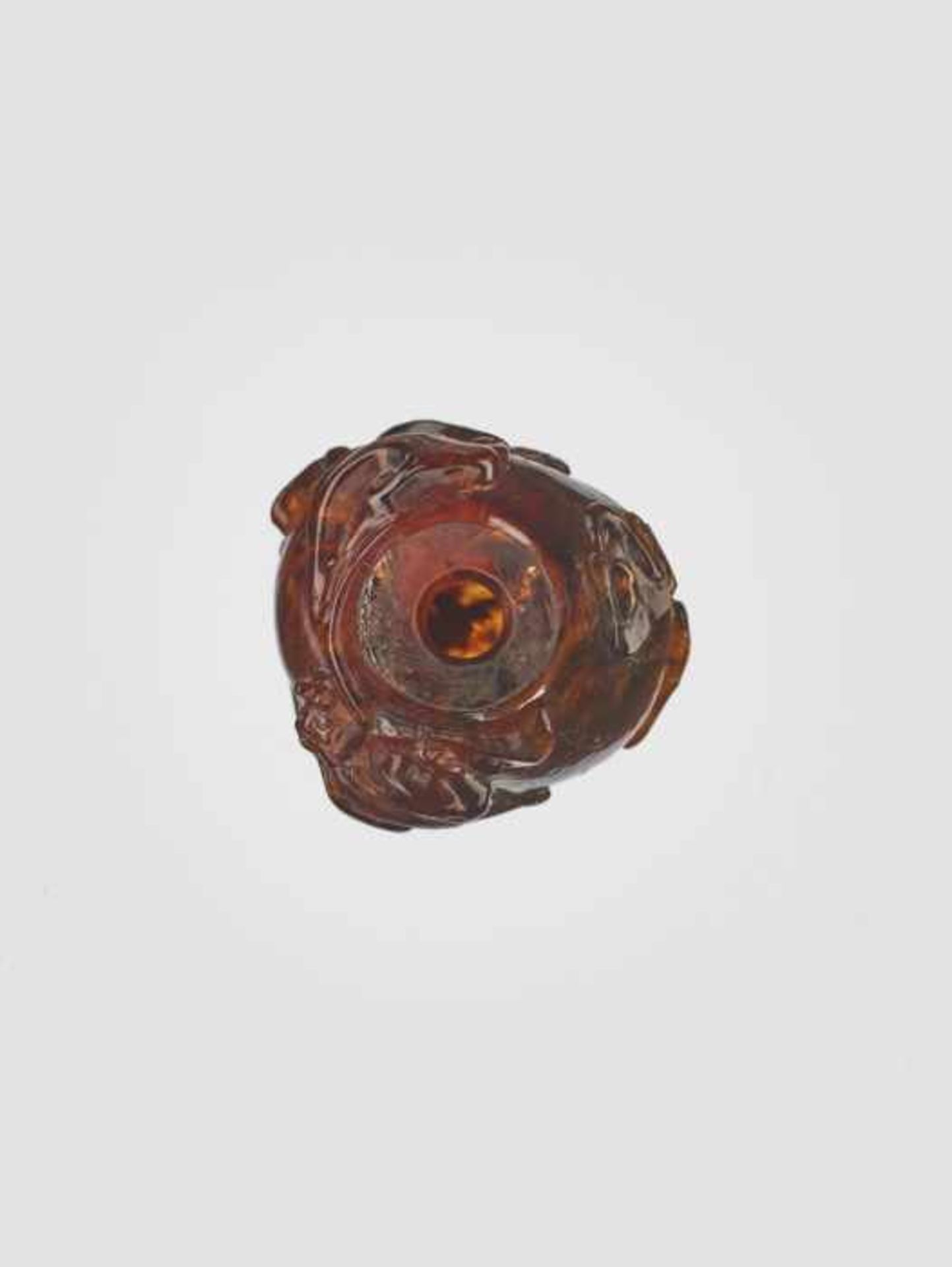 A ROOT AMBER ‘QILONG’ MINIATURE SNUFF BOTTLE, MID QING DYNASTY Amber of untreated deep golden- - Image 5 of 6