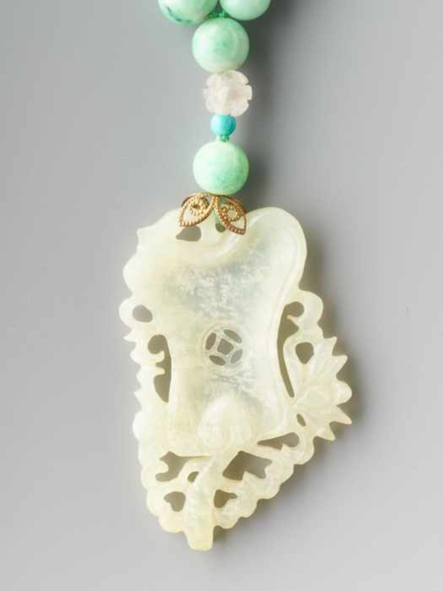 AN APPLE GREEN JADEITE NECKLACE, 108 BEADS, SUPPORTING A WHITE JADE PENDANT Natural apple green - Image 4 of 4