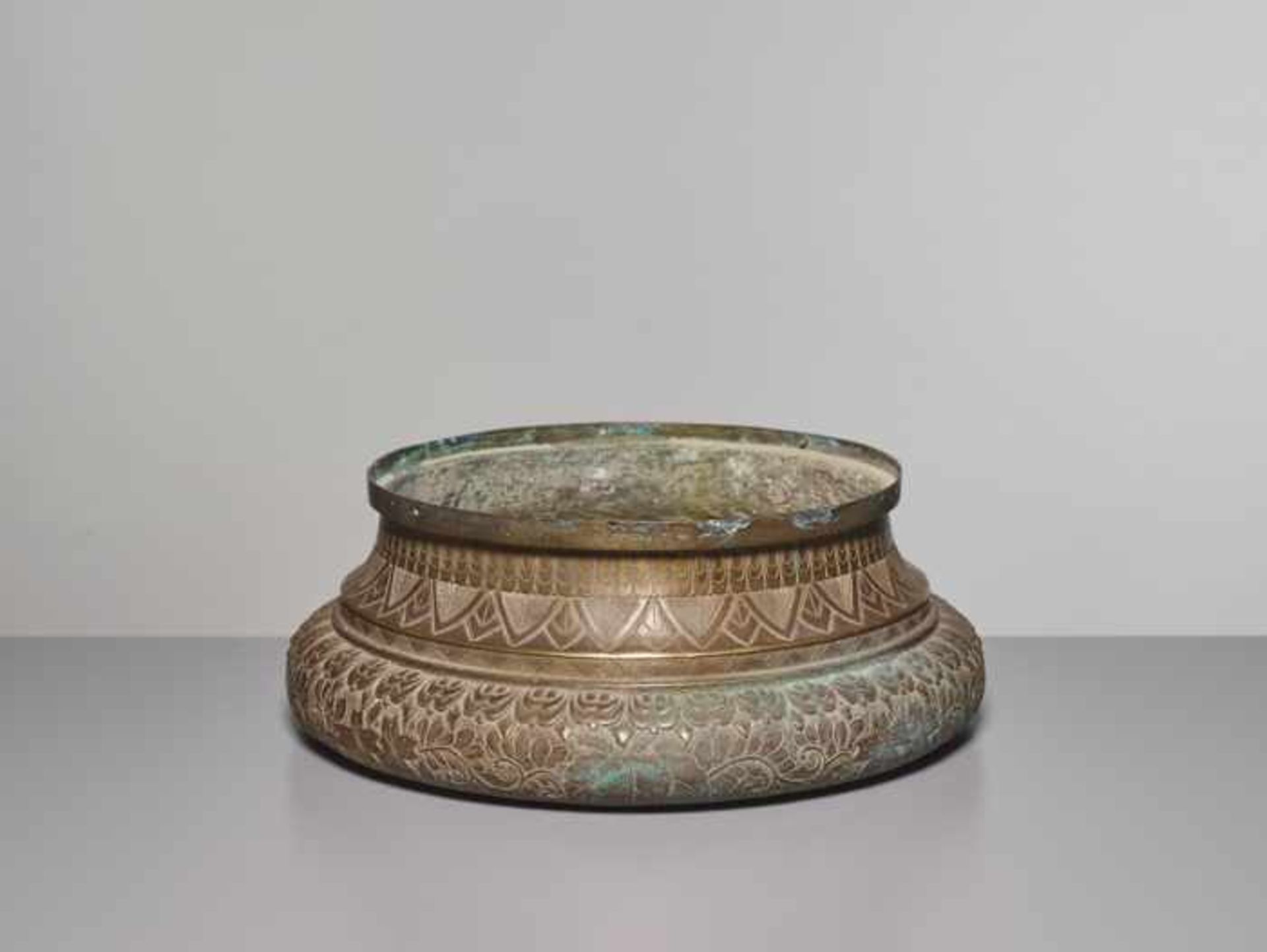 AN ENGRAVED BRONZE BASIN, QING DYNASTY Cast of massive and heavy bronze, with neatly incised - Image 5 of 6