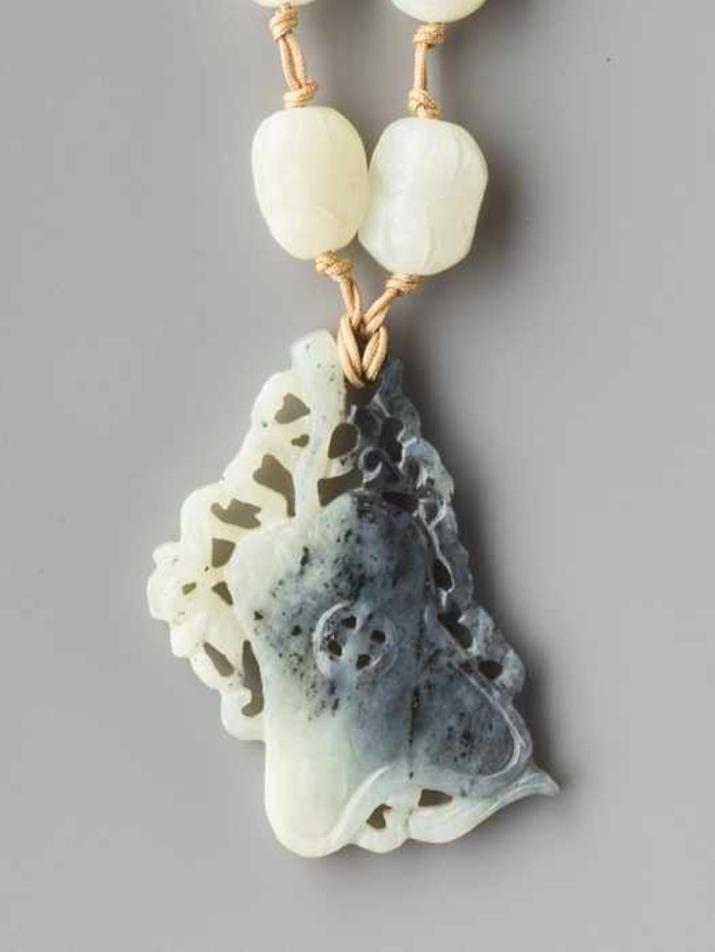 A WHITE JADE 'EIGHTTEEN ARHATS' ROSARY, QING DYNASTY The beads of nephrite with flawless white color - Image 4 of 4