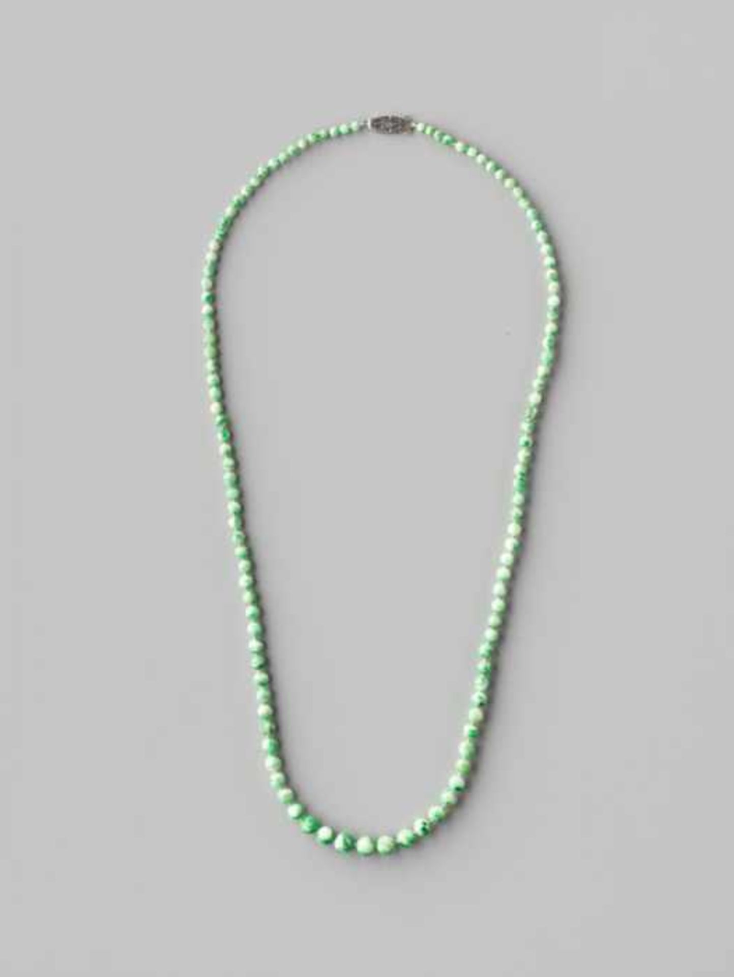 A JADEITE NECKLACE WITH SHADES OF INTENSE EMERALD GREEN, 116 BEADS, QING DYNASTY Natural light green - Image 3 of 5