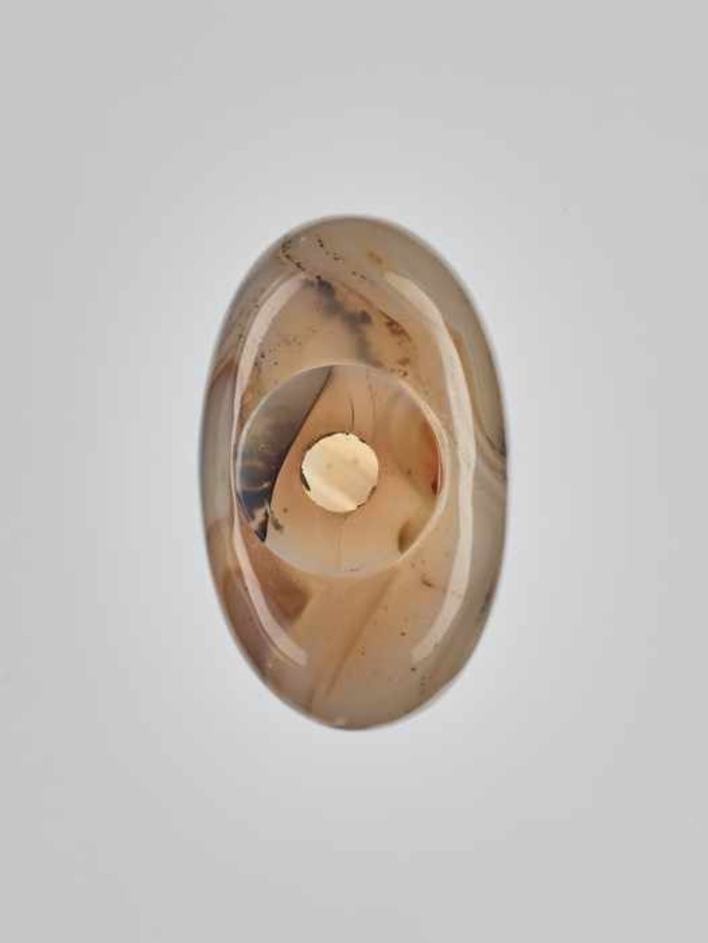 A FINGERPRINT AGATE ‘FLOATER’ SNUFF BOTTLE, 1780-1860 Band agate of light sand-color with bands of - Image 5 of 6