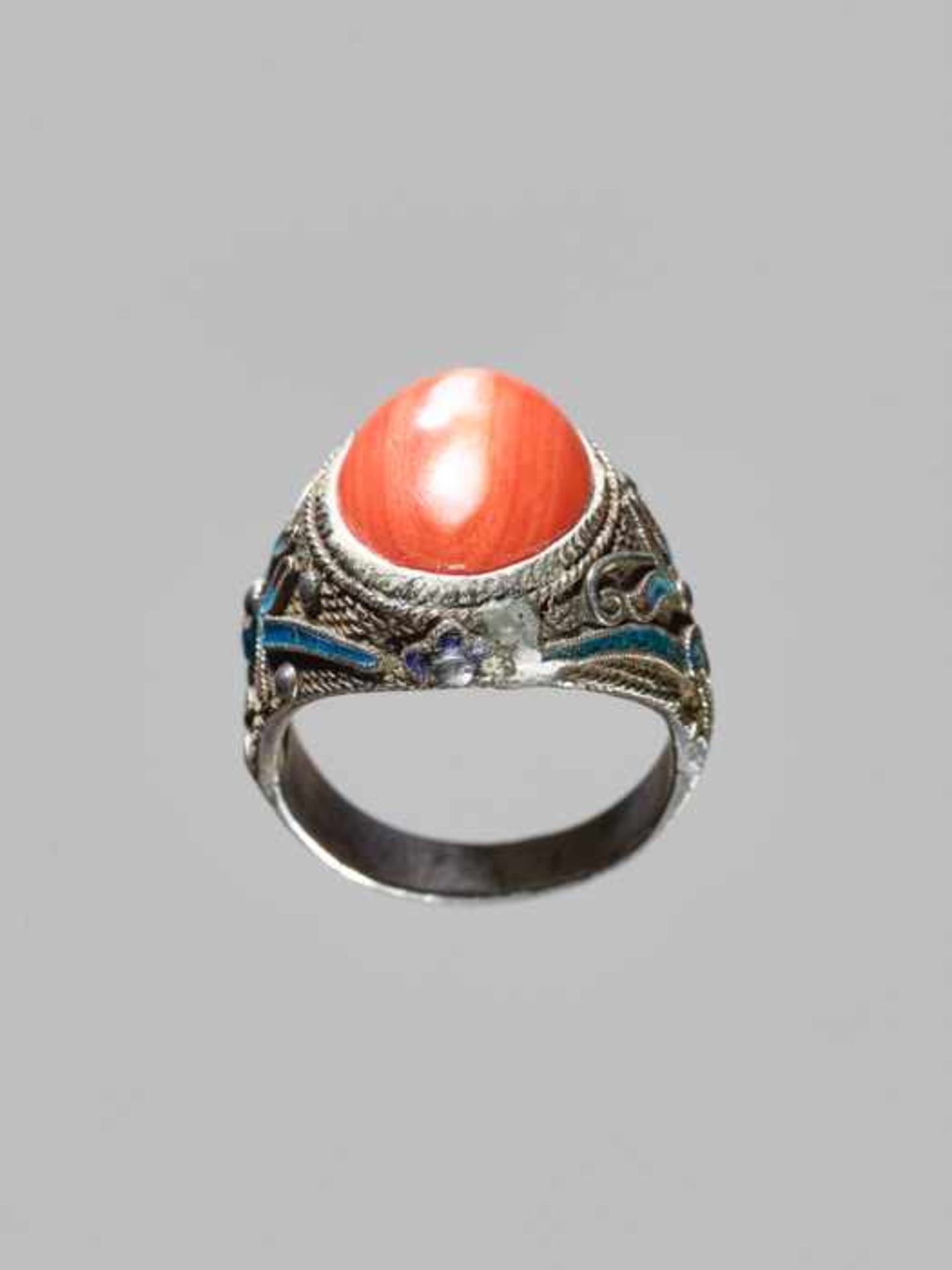 AN ENAMELED EXPORT SILVER RING WITH A LARGE CORAL CABOCHON, QING DYNASTY Silver and coral, the - Image 7 of 7