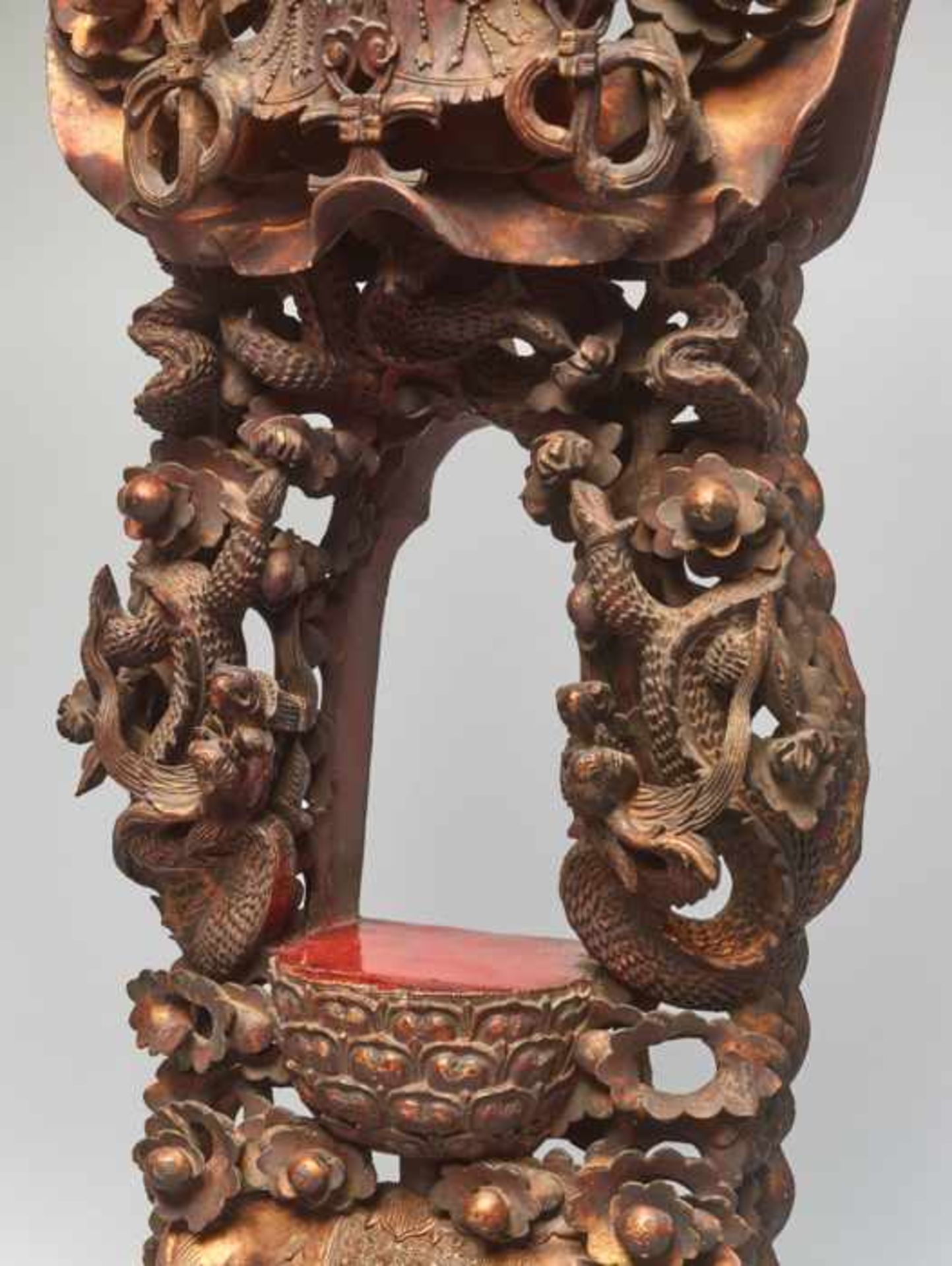 A CARVED WOODEN ZEN BUDDHISM SHRINE, QING DYNASTY Carved wood with original lacquer gilding, the - Image 5 of 7