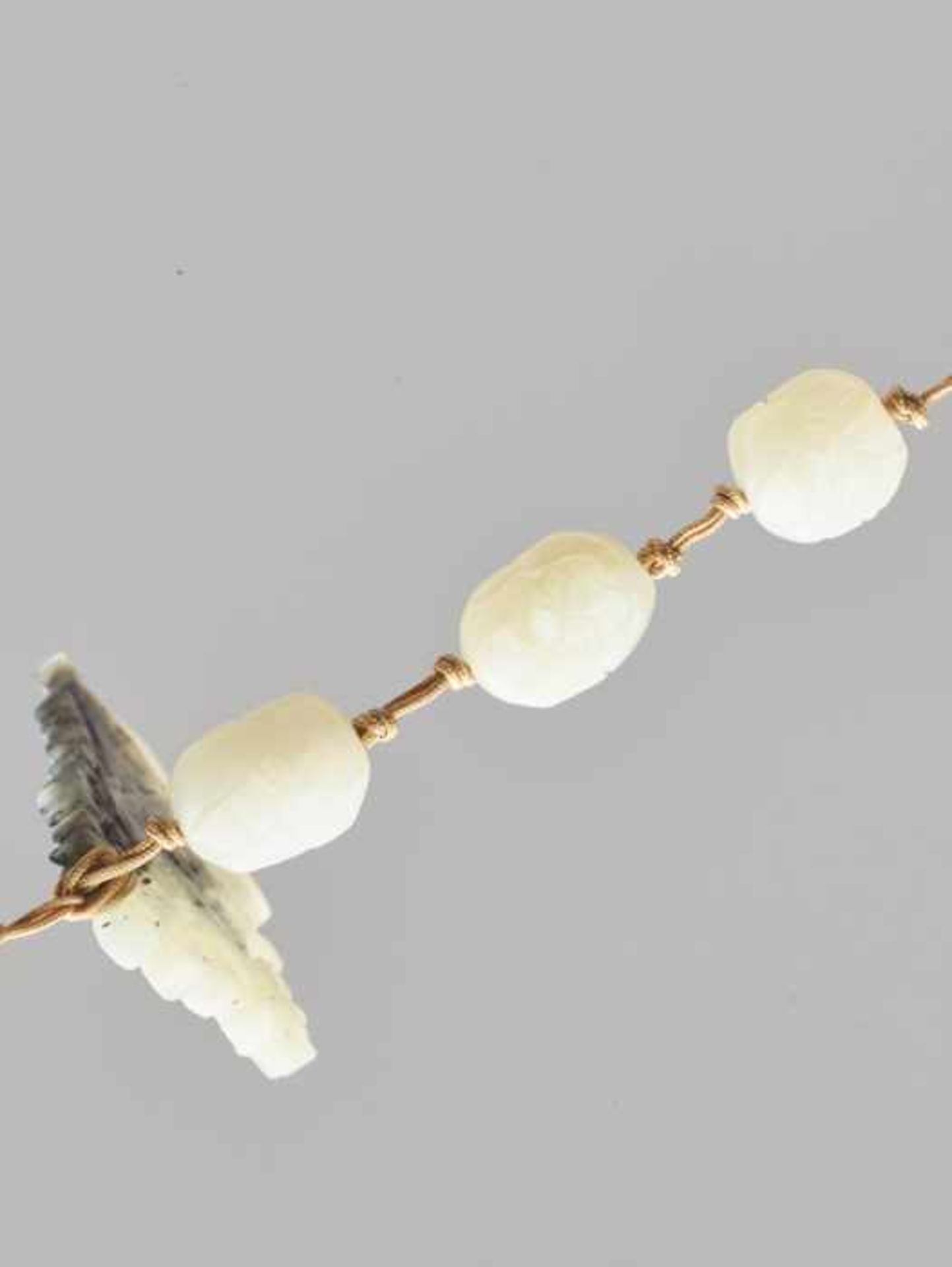 A WHITE JADE 'EIGHTTEEN ARHATS' ROSARY, QING DYNASTY The beads of nephrite with flawless white color - Image 3 of 4