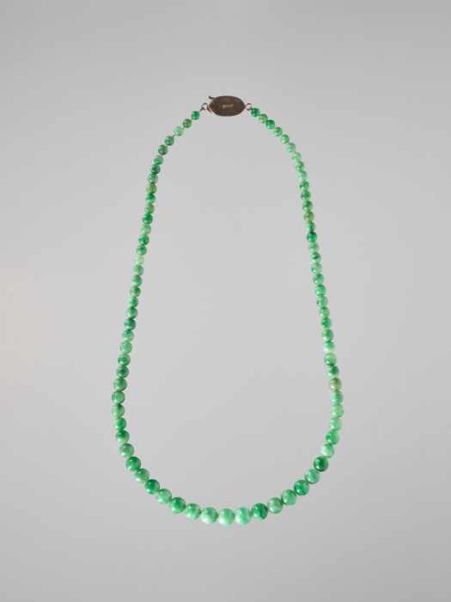 AN EMERALD GREEN JADEITE NECKLACE, 88 BEADS, WITH ORIGINAL SILVER CLASP, QING DYNASTY Emerald - Image 3 of 5