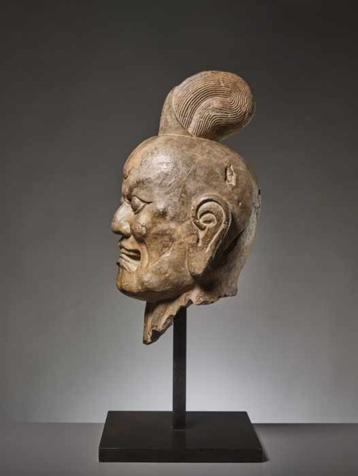 OVER-LIFESIZE LIMESTONE HEAD OF A TIANWANG GUARDIAN GOD, CHINA, TANG DYNASTY Sculpted and carved - Image 6 of 8