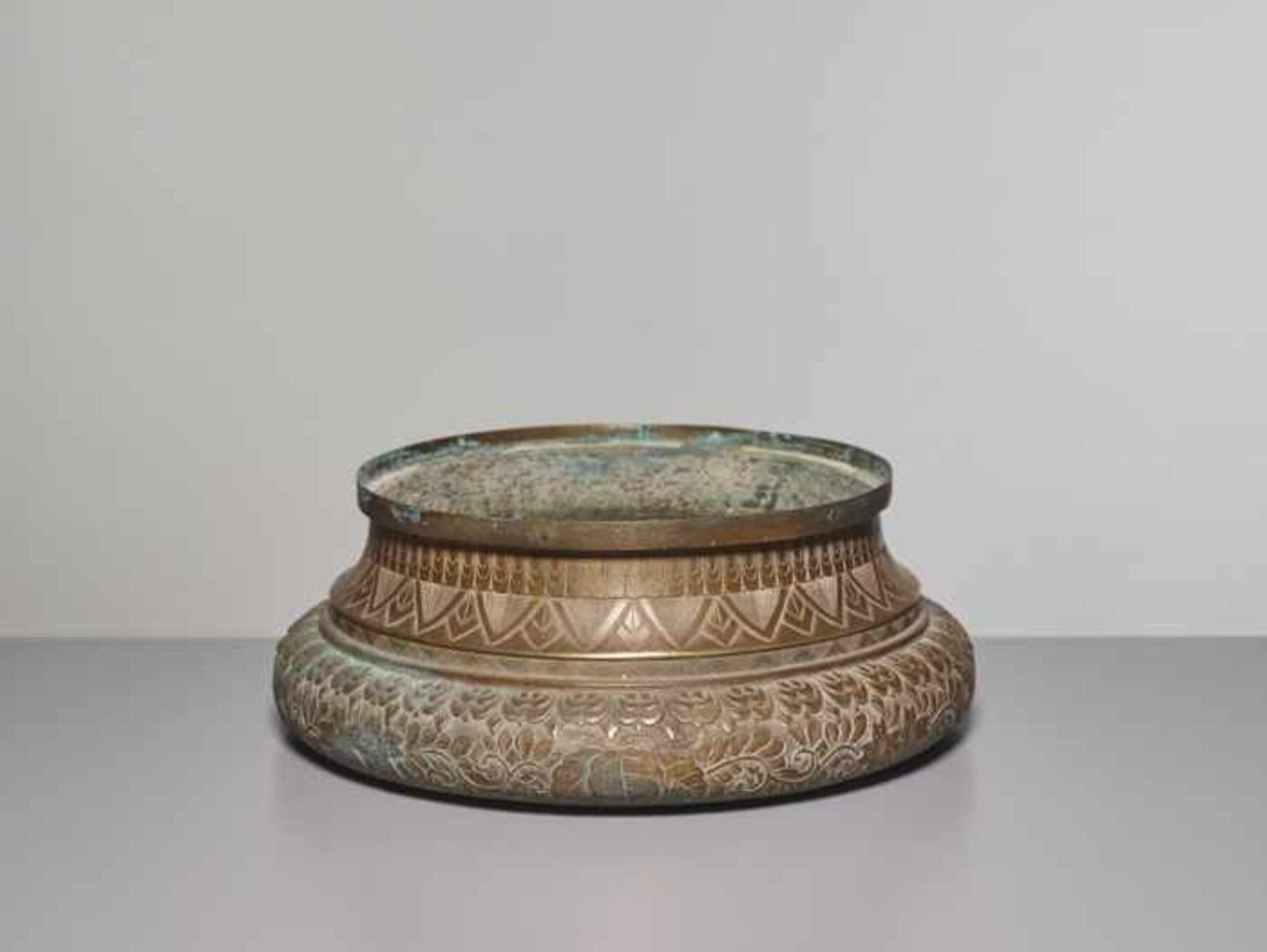 AN ENGRAVED BRONZE BASIN, QING DYNASTY Cast of massive and heavy bronze, with neatly incised - Image 6 of 6