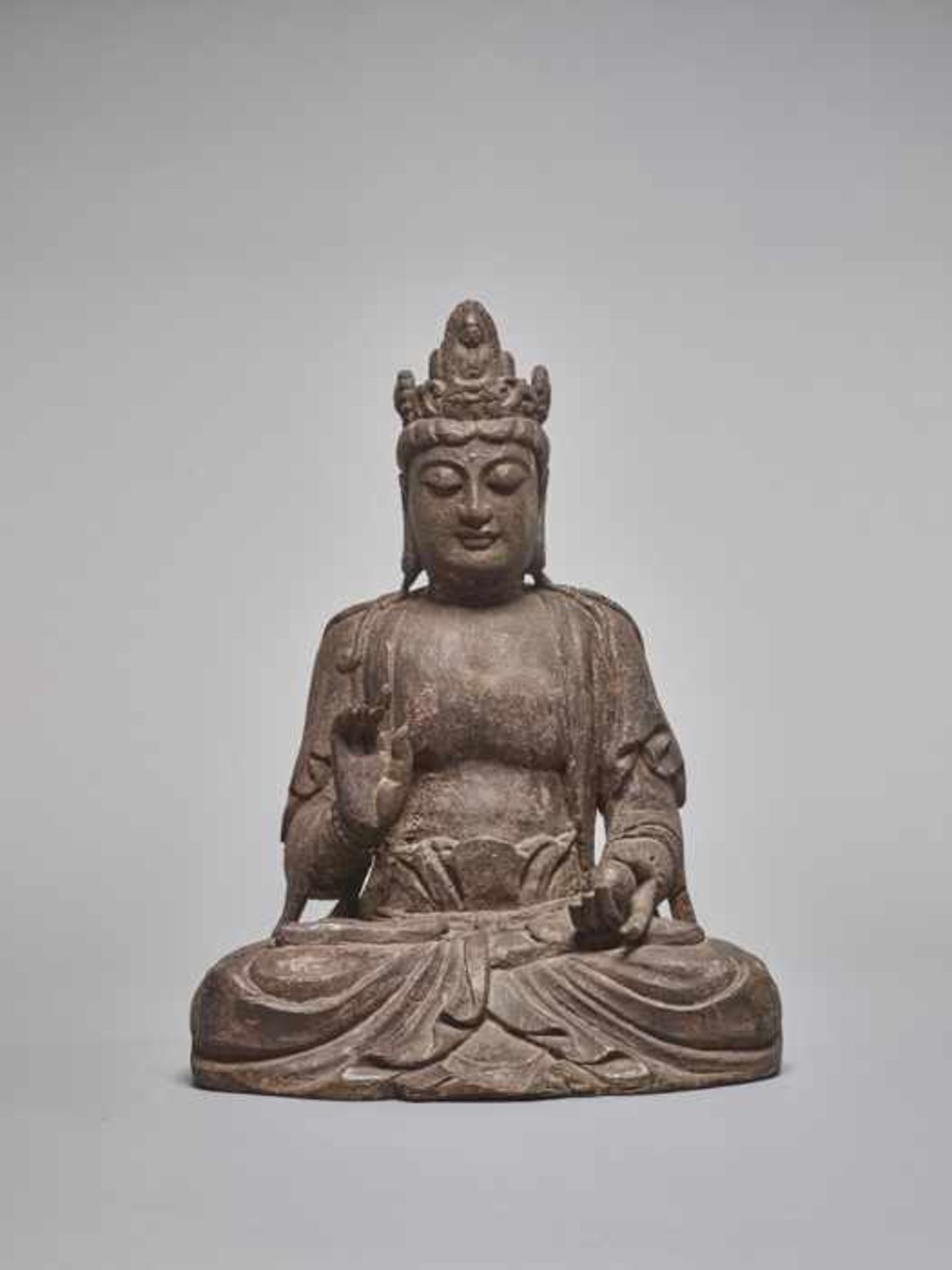 A LACQUERED WOODEN STATUE OF A GUANYIN, MING DYNASTY Carved wood with greyish lacquer coating. - Image 2 of 6