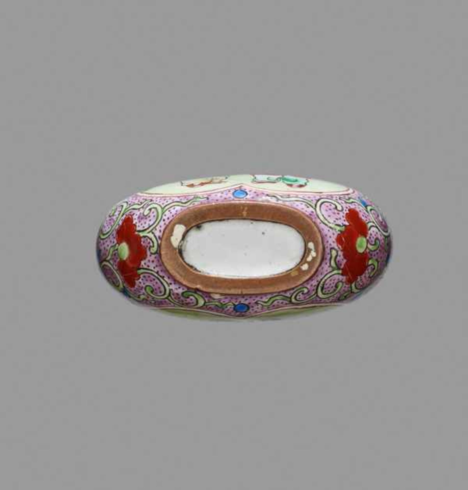 AN ENAMELED COPPER SNUFF BOTTLE, GUANGZHOU, 1850-1930 Copper with painted enamels. China, 1850-1930A - Image 6 of 6