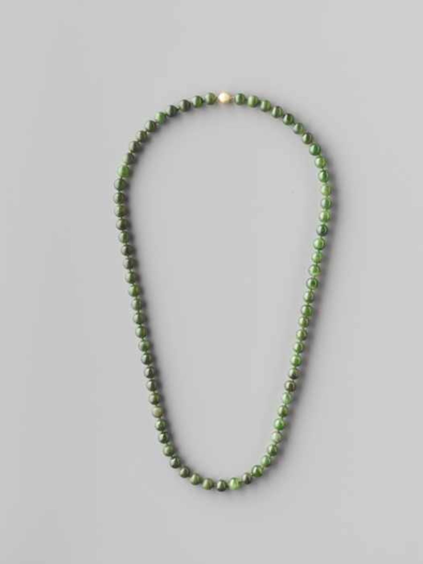 A SPINACH GREEN NEPHRITE BEAD NECKLACE, 71 BEADS, LATE QING DYNASTY Certified natural dark and - Image 3 of 5