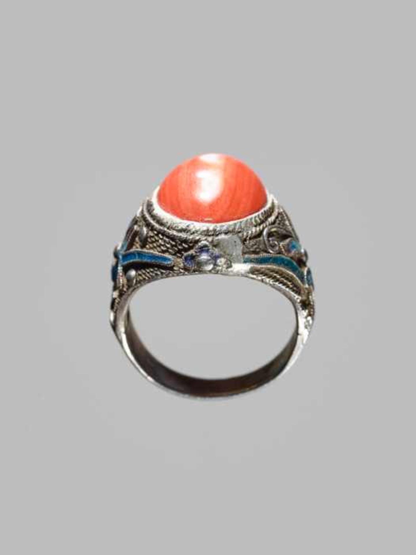 AN ENAMELED EXPORT SILVER RING WITH A LARGE CORAL CABOCHON, QING DYNASTY Silver and coral, the - Image 2 of 7