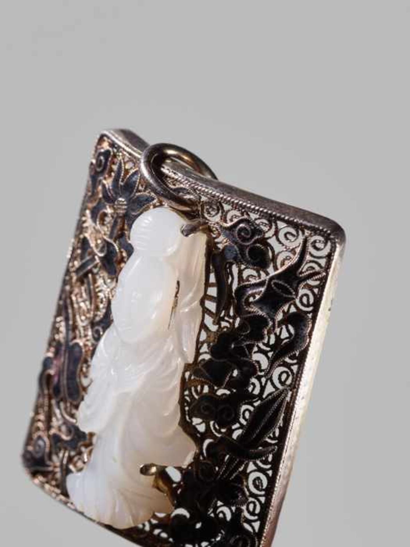 AN ENAMELED SILVER PENDANT WITH A WHITE JADE GUANYIN, LATE QING OR REPUBLIC Silver with black - Image 3 of 4