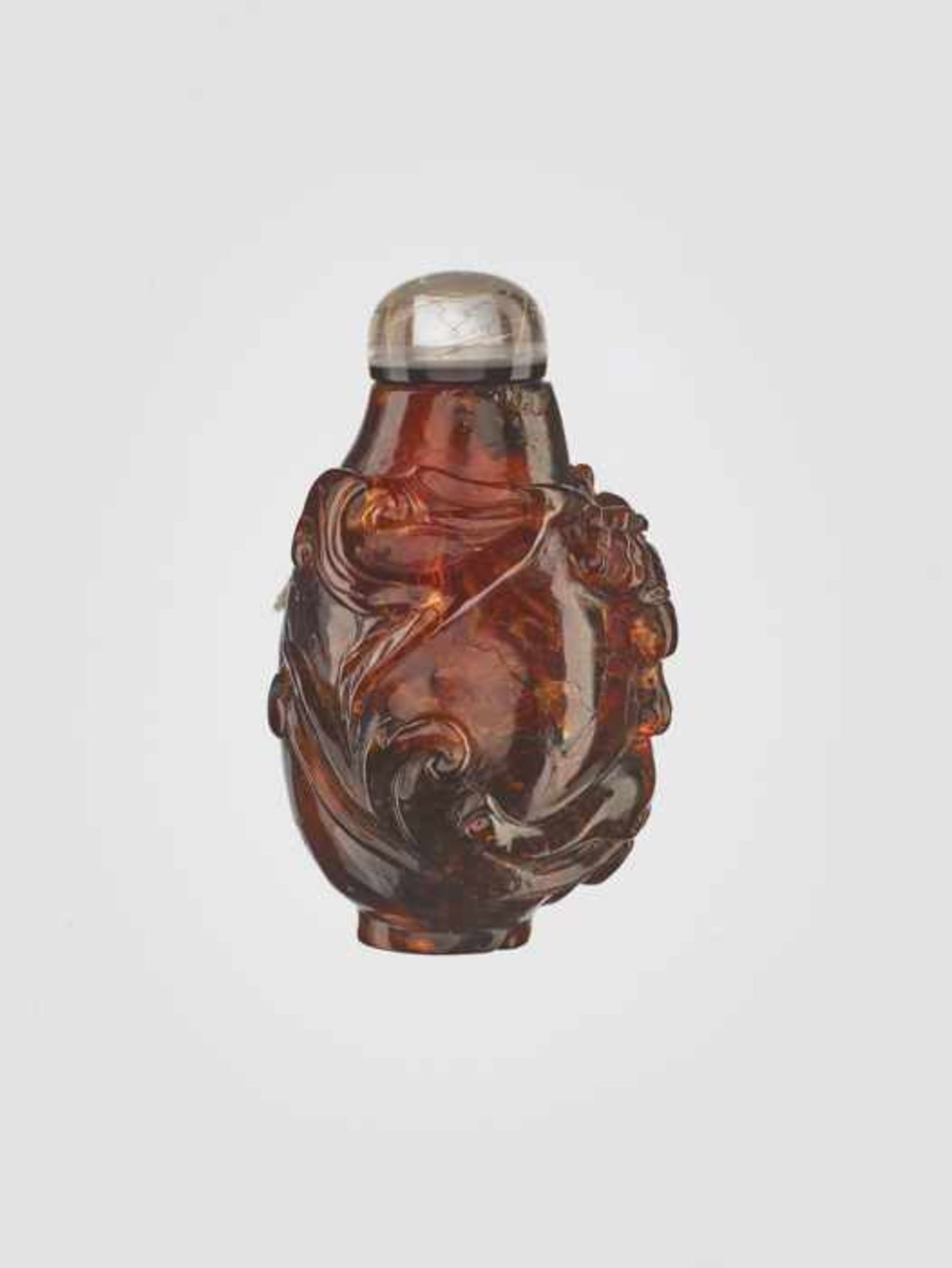 A ROOT AMBER ‘QILONG’ MINIATURE SNUFF BOTTLE, MID QING DYNASTY Amber of untreated deep golden- - Image 2 of 6