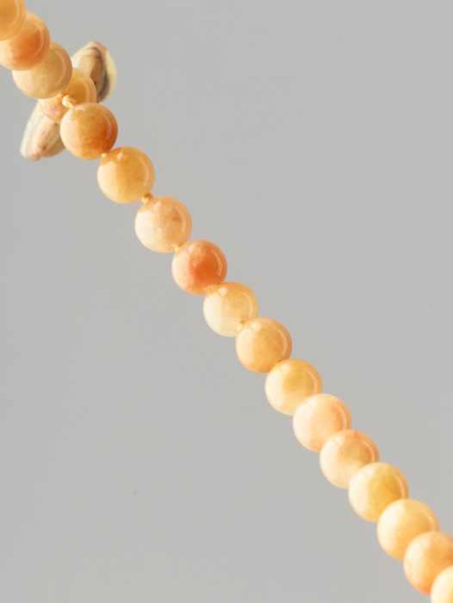 A YELLOW JADEITE NECKLACE WITH A NEPHRITE ‘PEACH’ PENDANT, 57 BEADS The 57 beads of natural fei - Image 3 of 4
