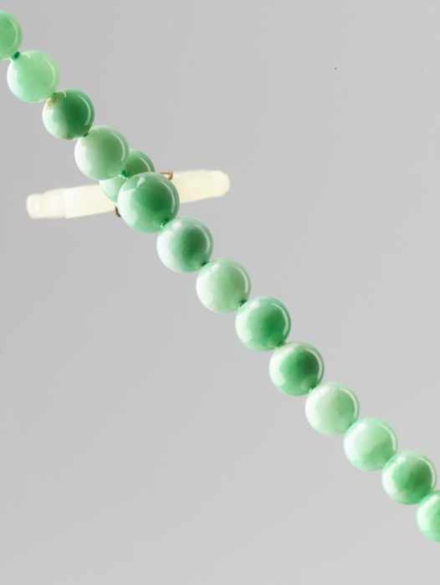 AN APPLE GREEN JADEITE NECKLACE, 108 BEADS, SUPPORTING A WHITE JADE PENDANT Natural apple green - Image 3 of 4