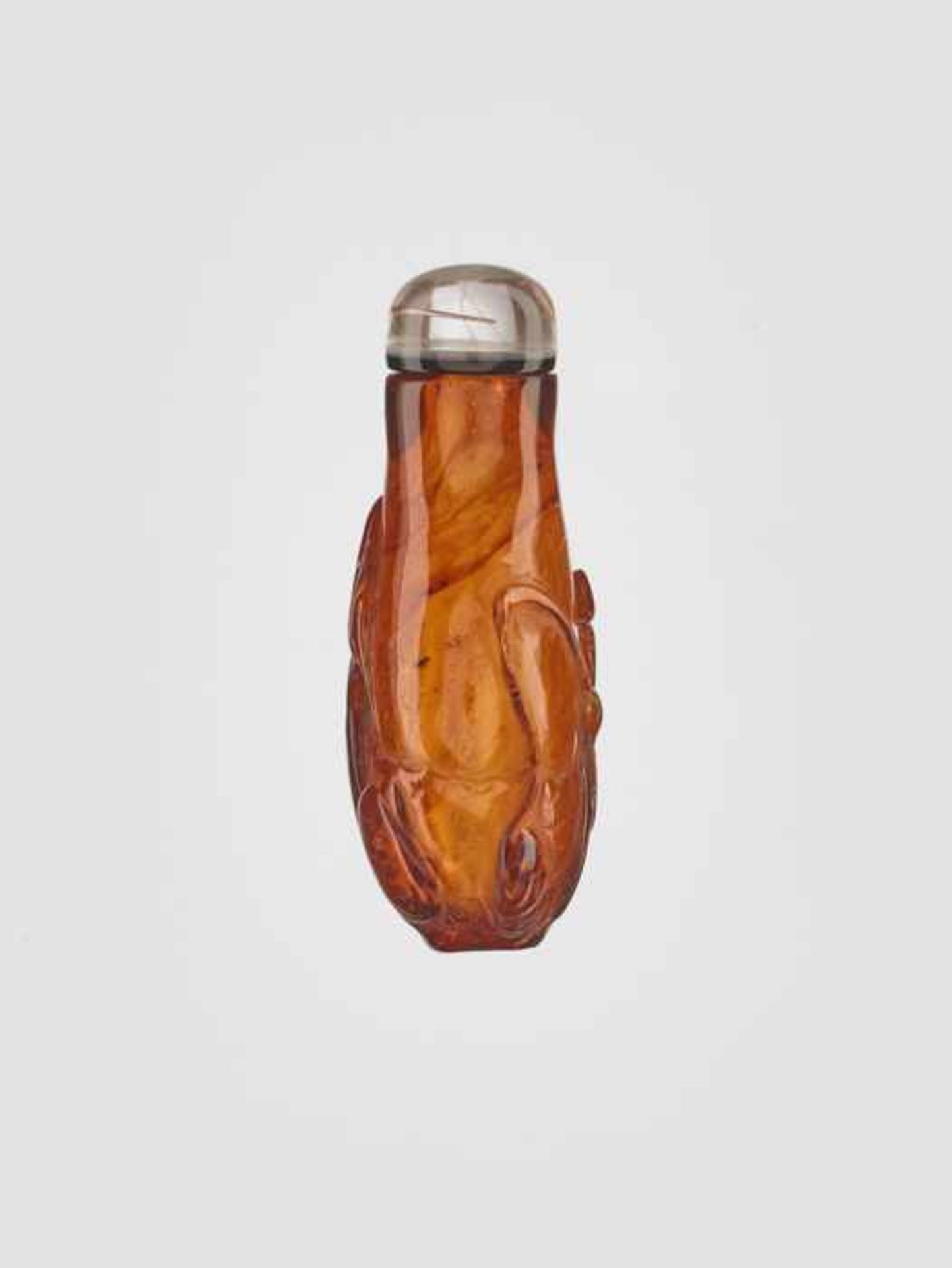 A MINIATURE AMBER ‘FISHERMAN’ SNUFF BOTTLE, EARLY 19th CENTURY Transparent amber of untreated - Image 4 of 6
