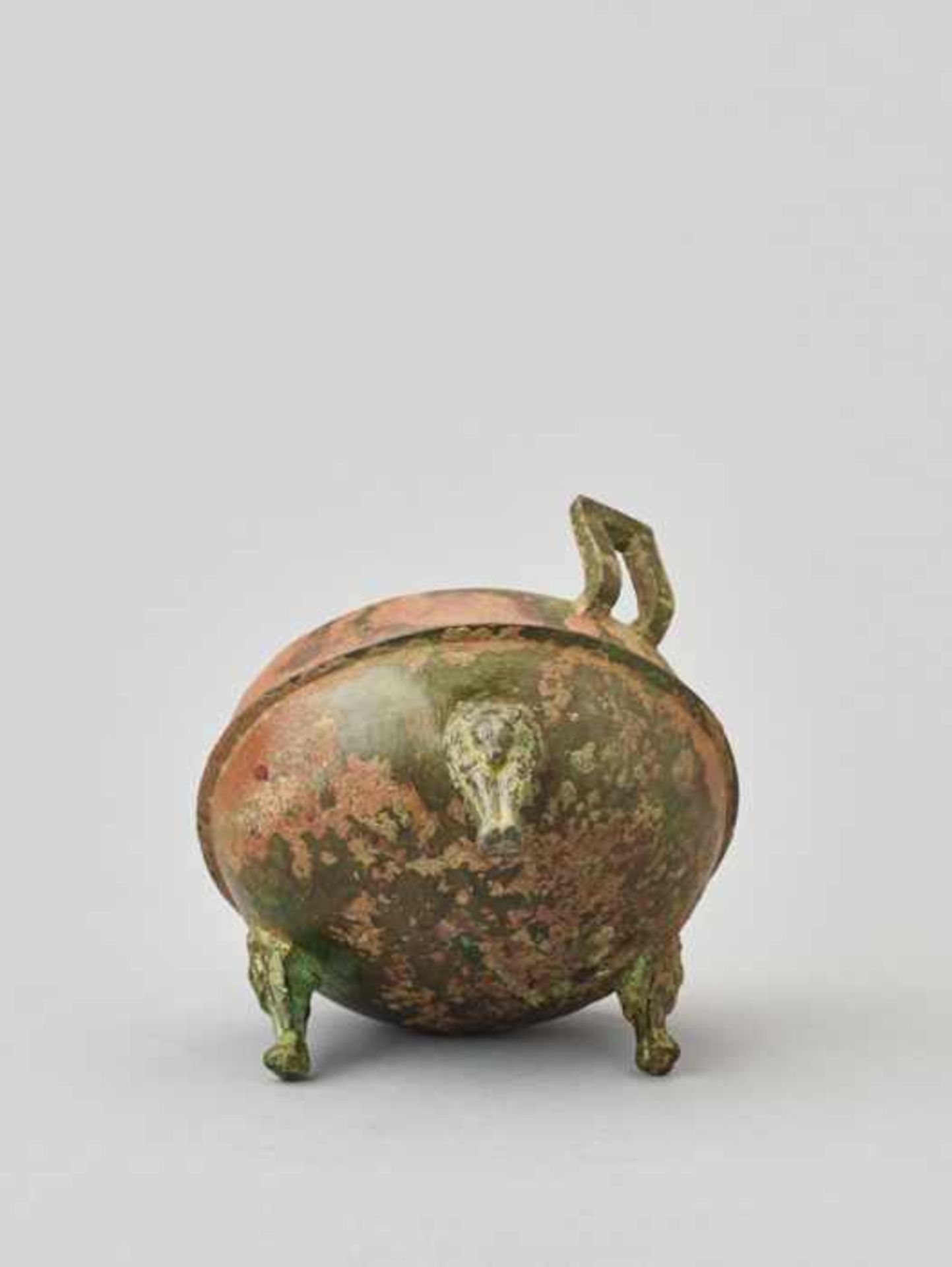 A ‘MYTHICAL ANIMALS AND BIRDS’ BRONZE RITUAL VESSEL AND COVER, DING, HAN DYNASTY Cast bronze of - Image 6 of 11