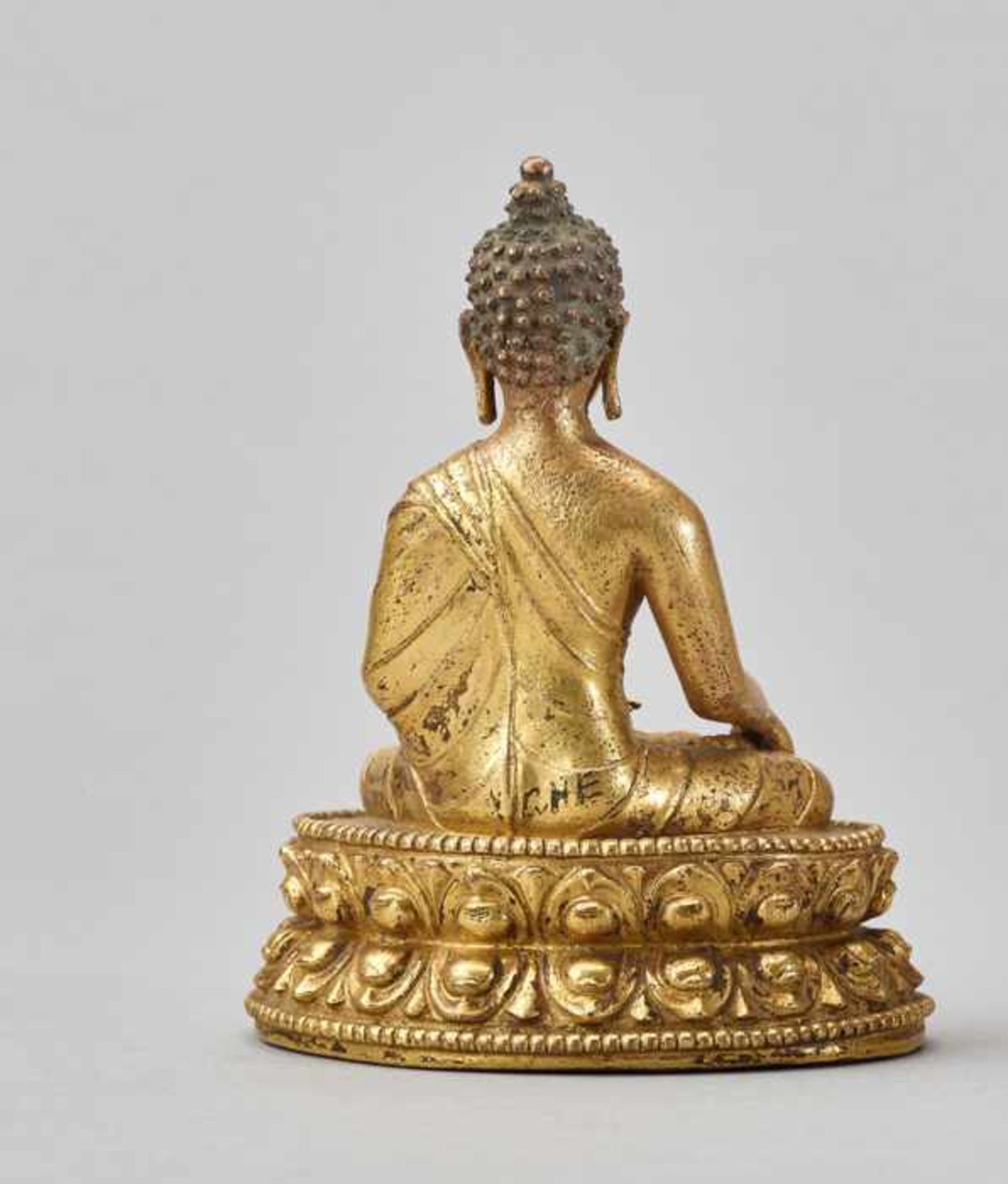 A GILT BRONZE FIGURE OF BUDDHA AKSHOBYA Fire-gilt bronze. China, 17th/18th centuryGilt bronze figure - Image 5 of 6