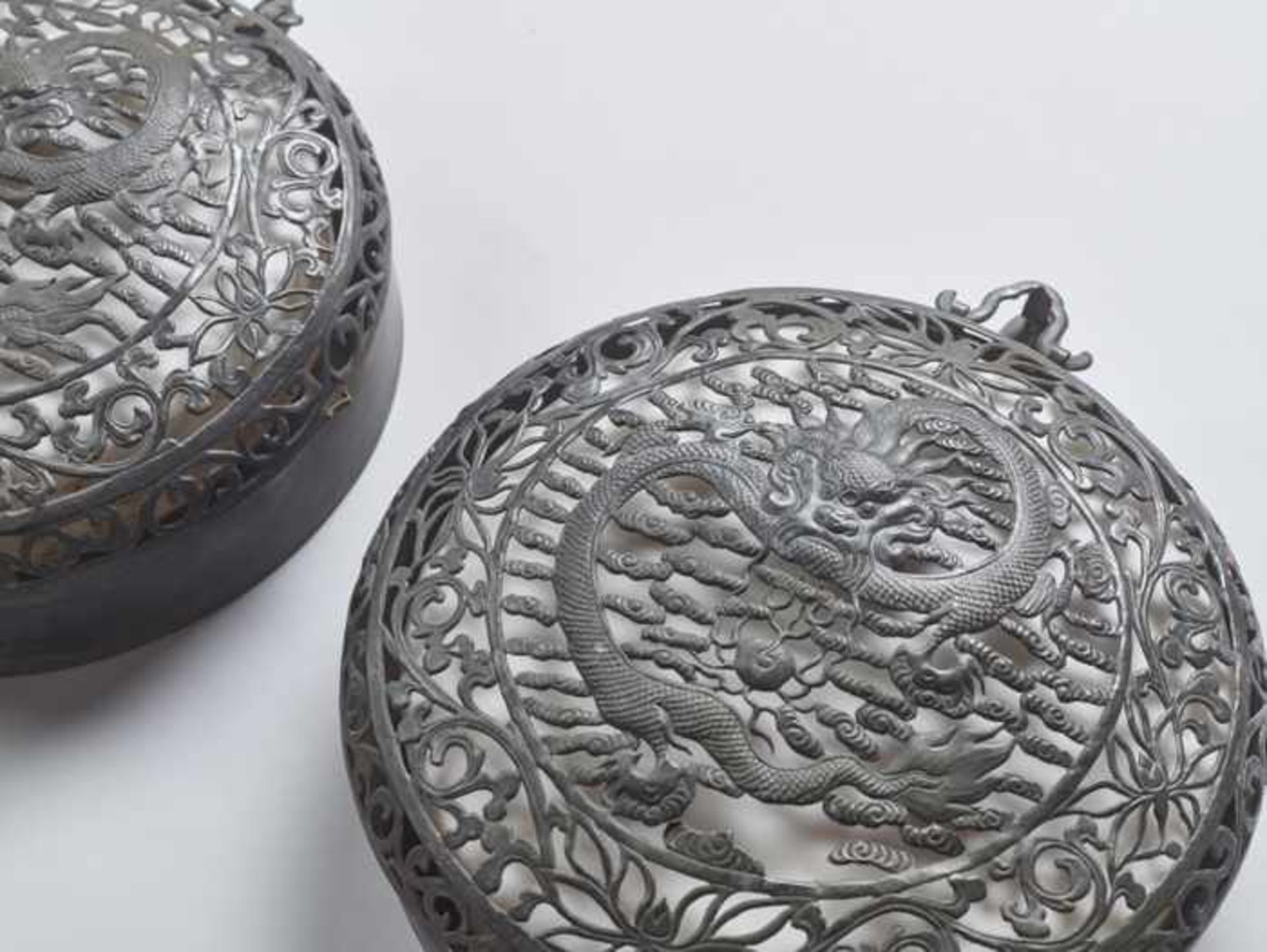 A PAIR OF “DRAGON” BRONZE LANTERNS, QING DYNASTY Thin sheet bronze. Reticulated. Cut, embossed and - Image 4 of 4