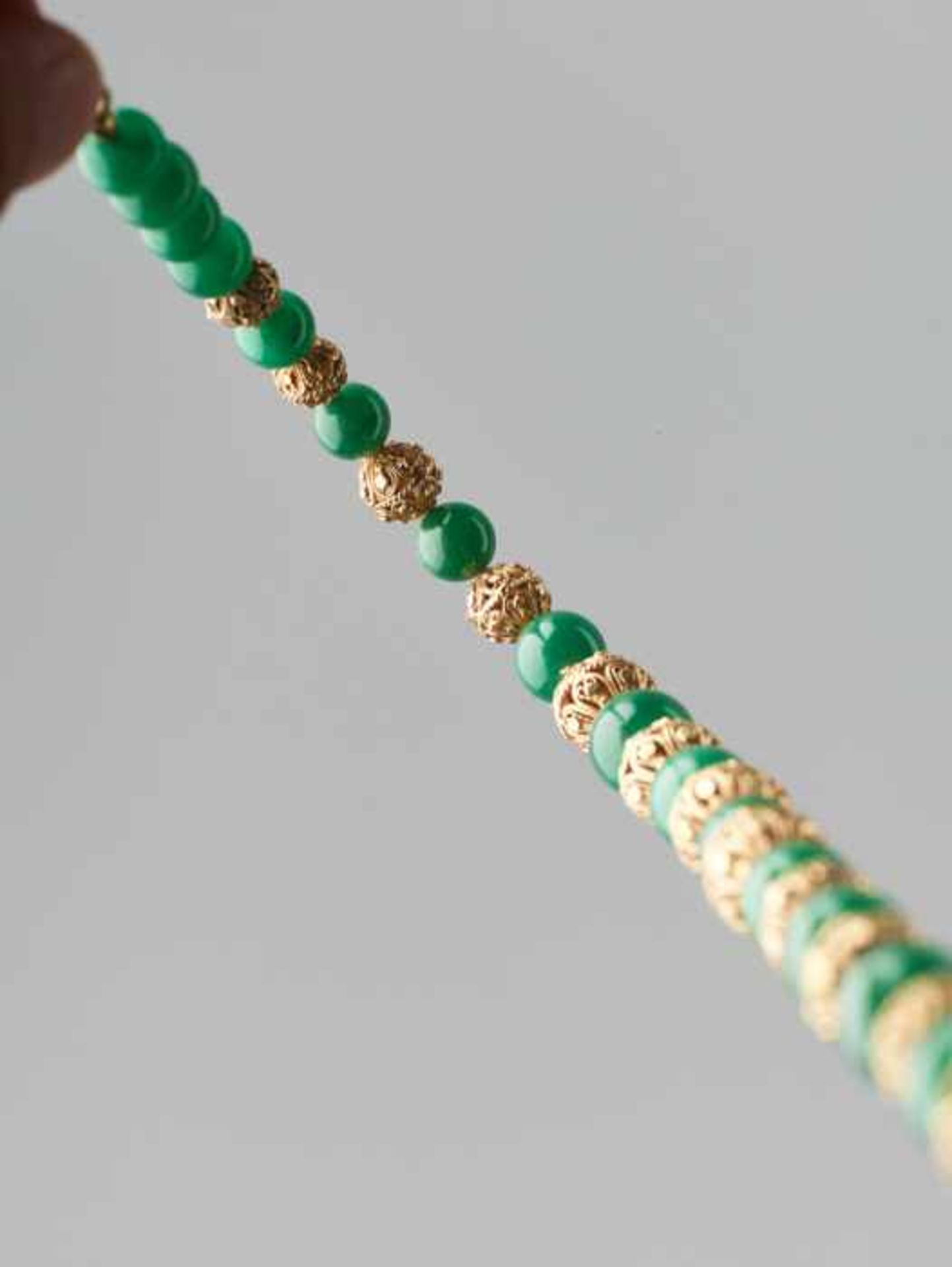 AN AVENTURINE AND GOLD EVENING NECKLACE, LATE QING DYNASTY The 19 aventurine quartz beads of even ‘ - Image 4 of 4