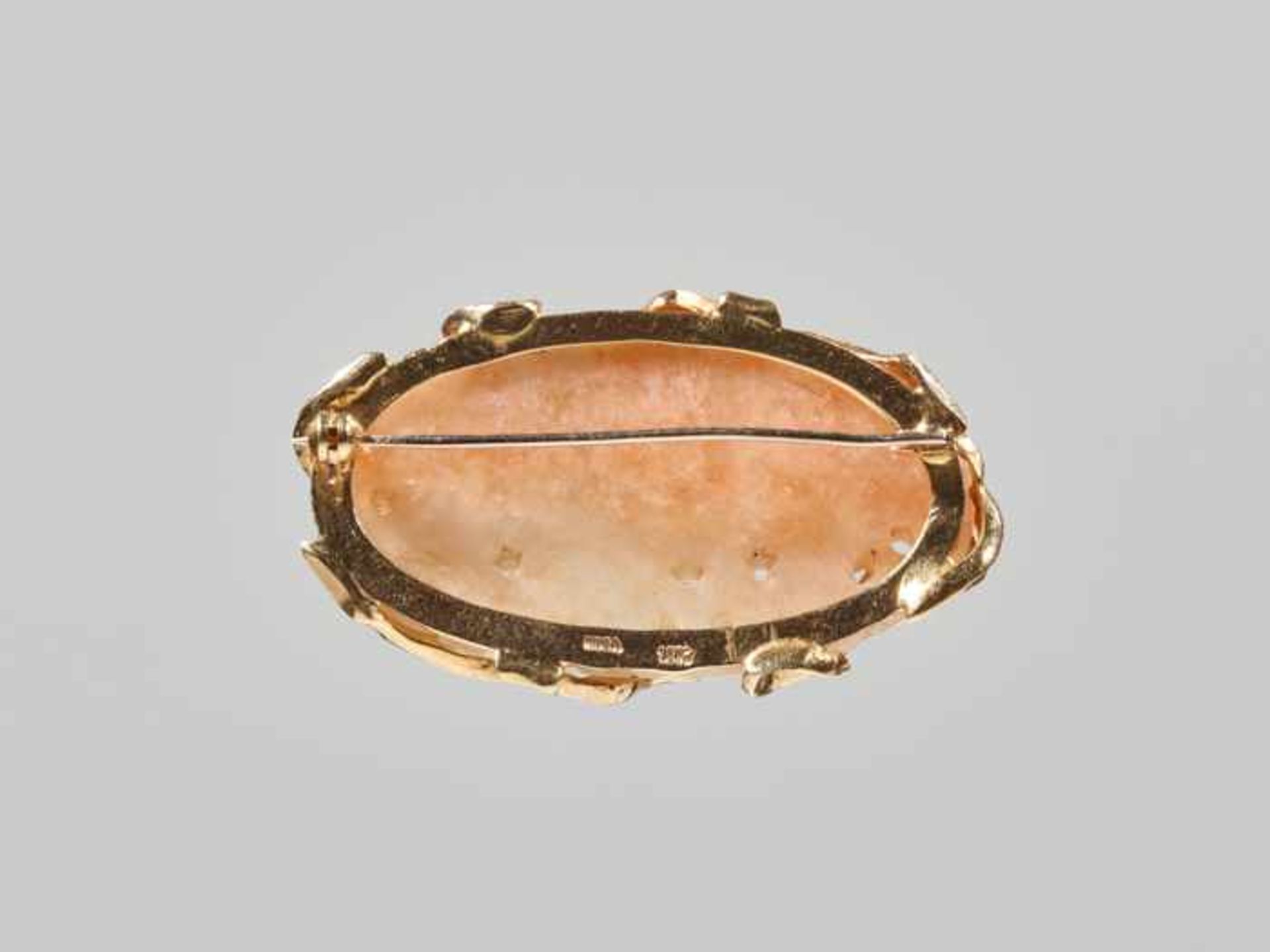 A RUSSET JADE 18 CARAT GOLD MOUNTED ‘TIBETAN DOG’ BROOCH, 20th CENTURY The jade of even russet color - Image 3 of 4