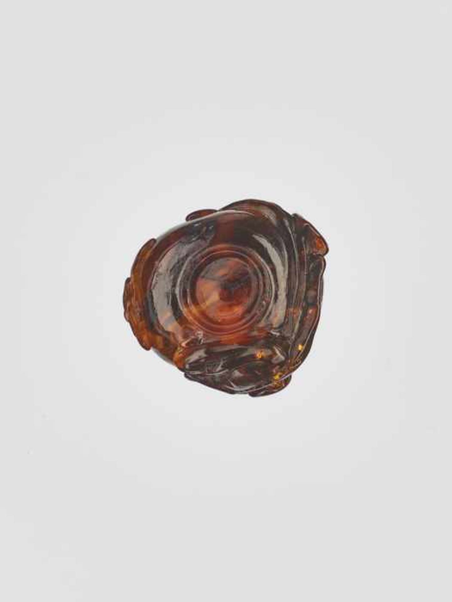 A ROOT AMBER ‘QILONG’ MINIATURE SNUFF BOTTLE, MID QING DYNASTY Amber of untreated deep golden- - Image 6 of 6