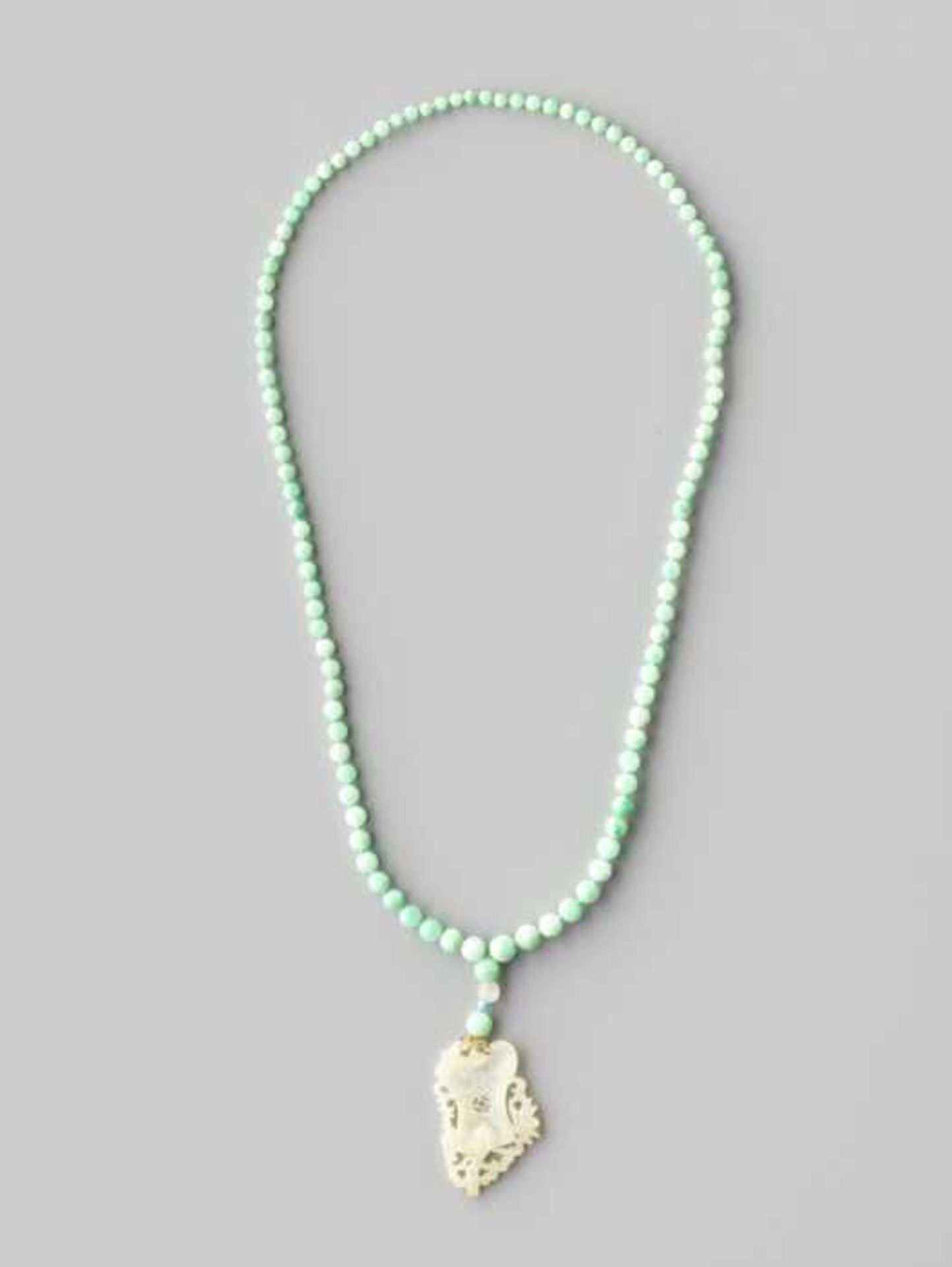 AN APPLE GREEN JADEITE NECKLACE, 108 BEADS, SUPPORTING A WHITE JADE PENDANT Natural apple green - Image 2 of 4