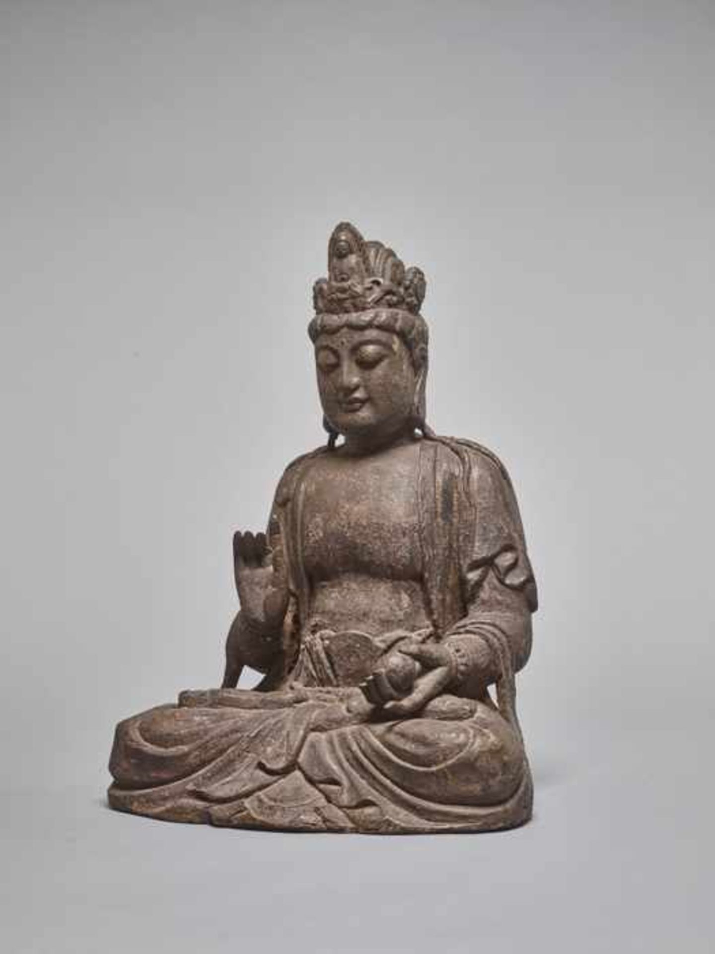 A LACQUERED WOODEN STATUE OF A GUANYIN, MING DYNASTY Carved wood with greyish lacquer coating.