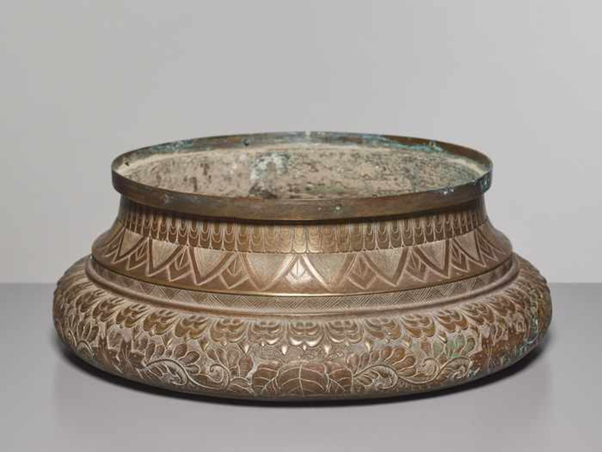 AN ENGRAVED BRONZE BASIN, QING DYNASTY Cast of massive and heavy bronze, with neatly incised