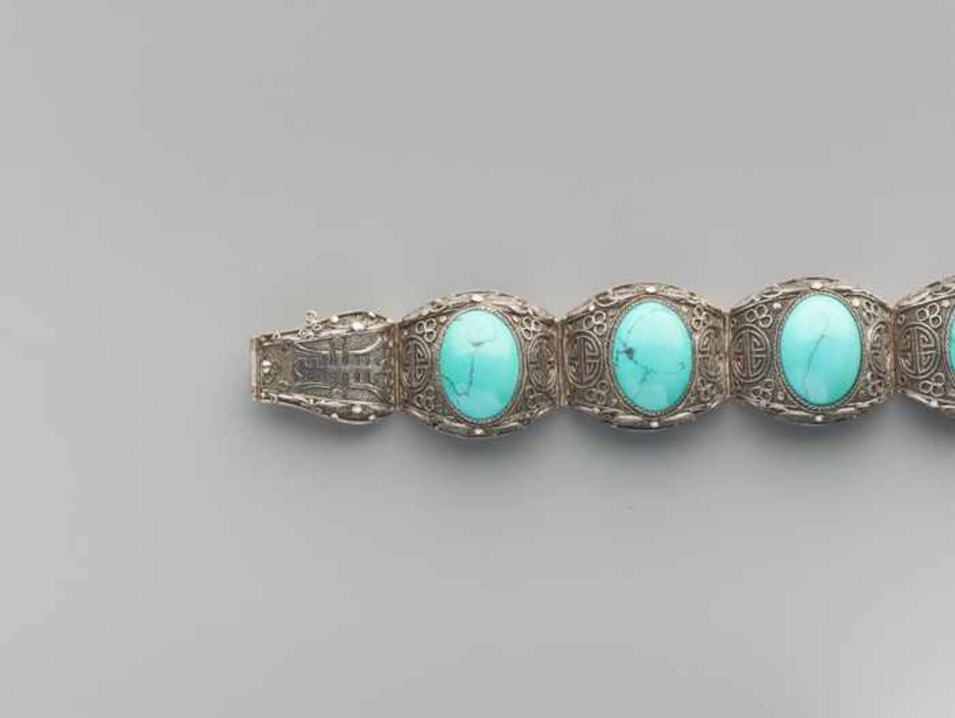 AN EXPORT SILVER BRACELET WITH 4 LARGE TURQUOISE CABOCHONS, QING DYNASTY Silver and turquoise, the - Image 3 of 6