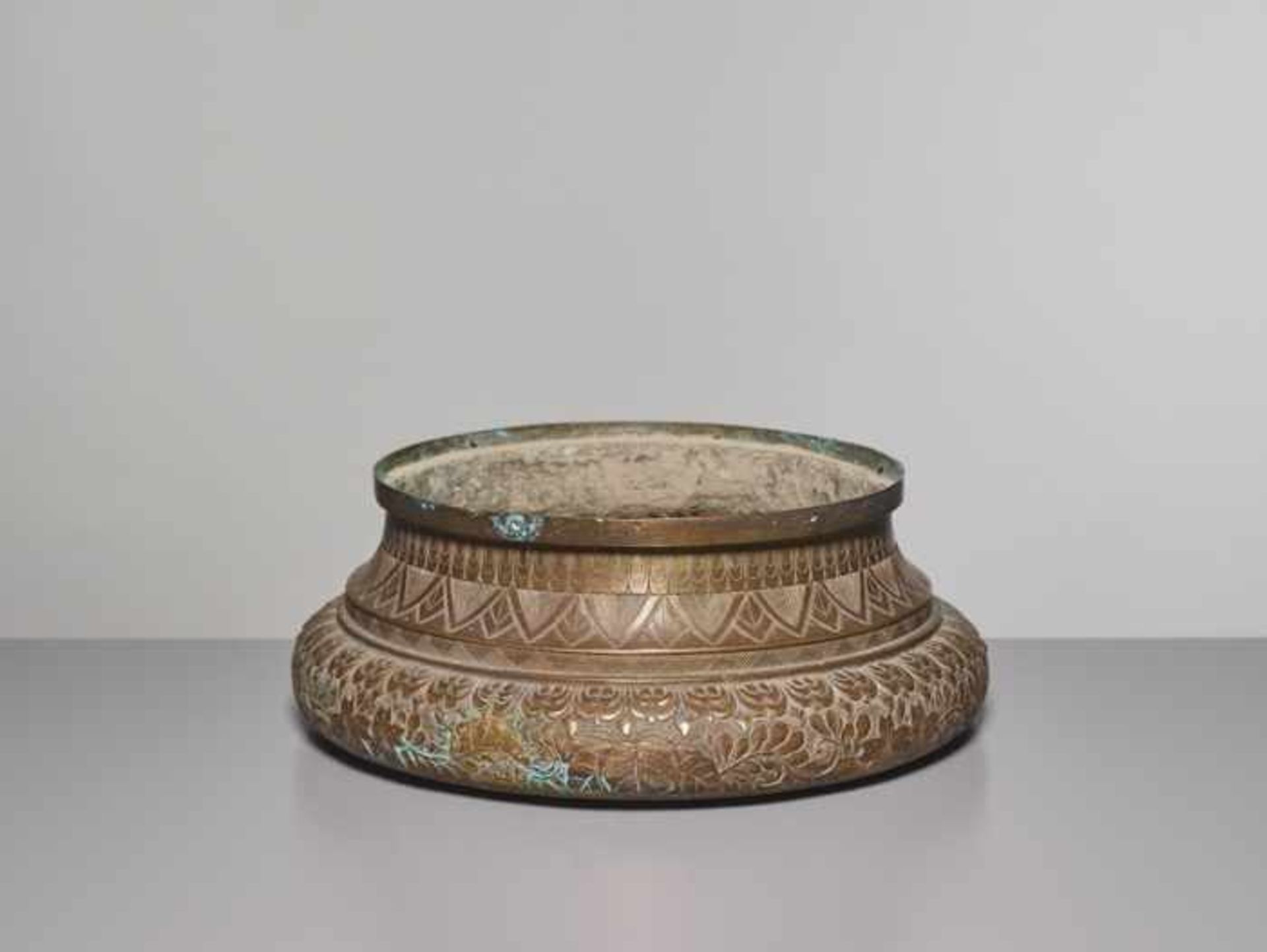 AN ENGRAVED BRONZE BASIN, QING DYNASTY Cast of massive and heavy bronze, with neatly incised - Image 4 of 6