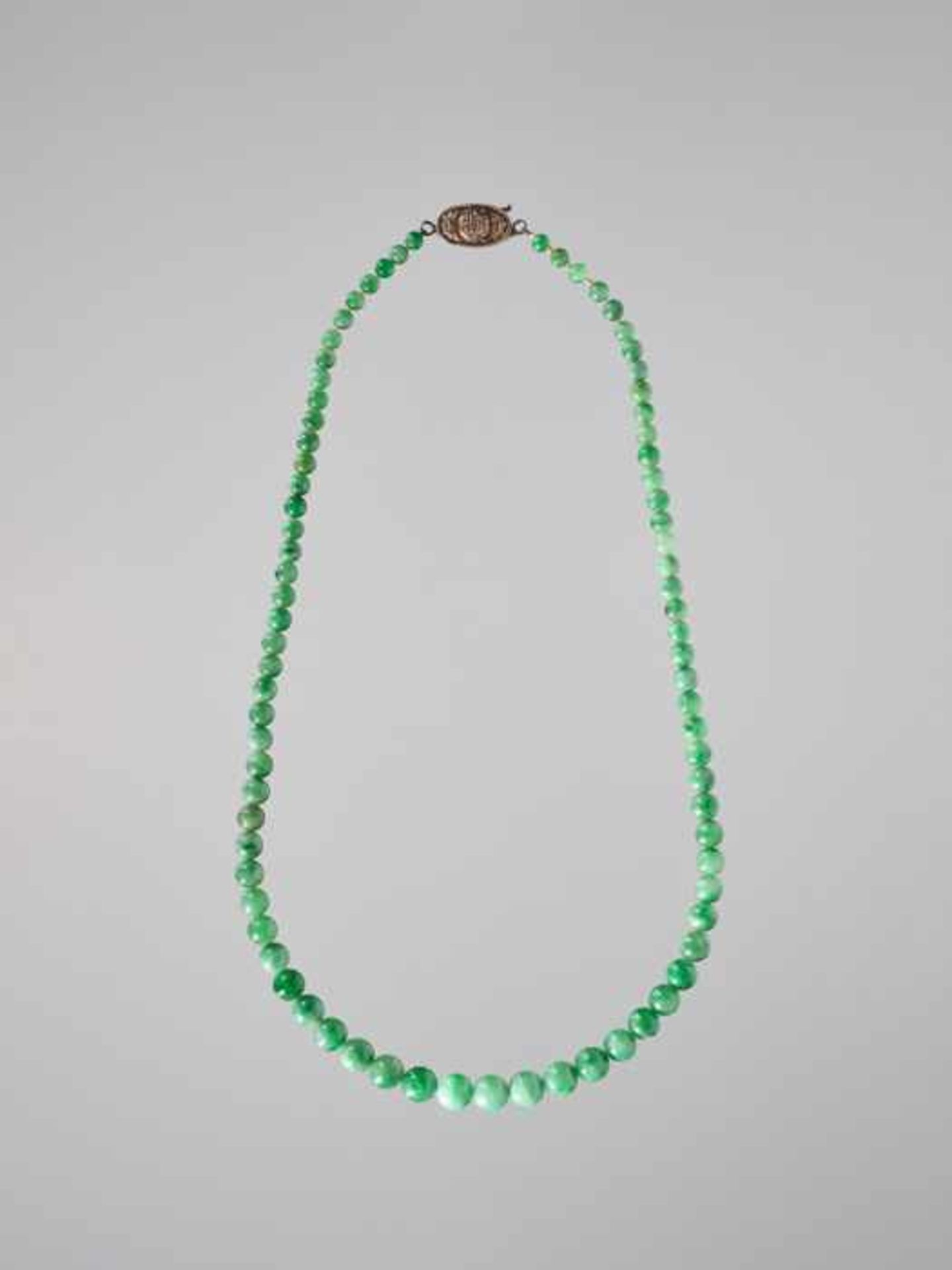 AN EMERALD GREEN JADEITE NECKLACE, 88 BEADS, WITH ORIGINAL SILVER CLASP, QING DYNASTY Emerald - Image 2 of 5