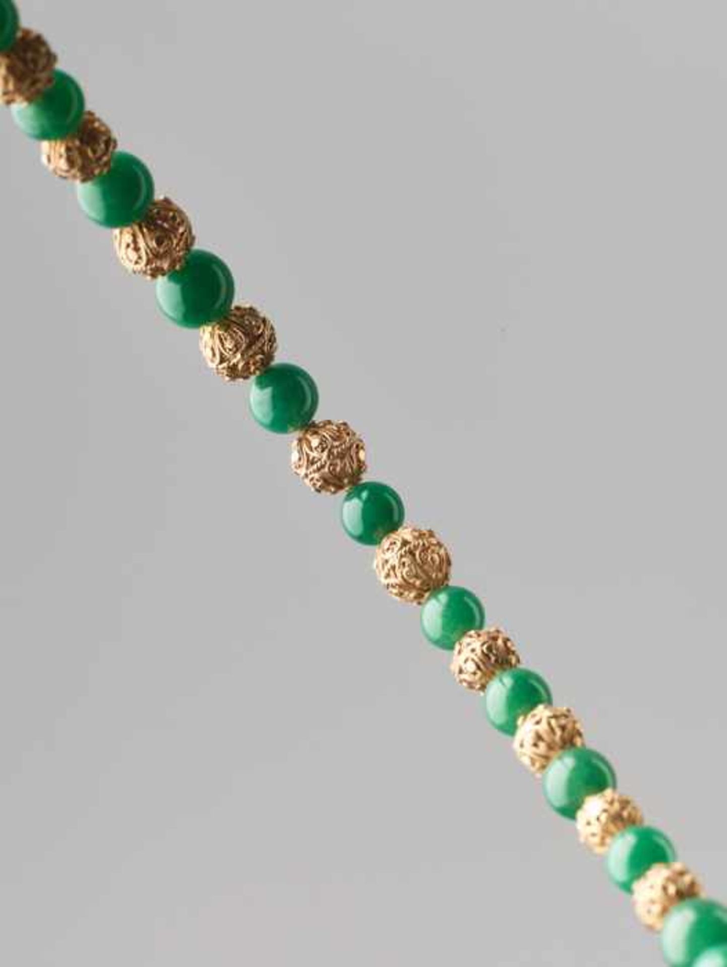 AN AVENTURINE AND GOLD EVENING NECKLACE, LATE QING DYNASTY The 19 aventurine quartz beads of even ‘ - Image 3 of 4